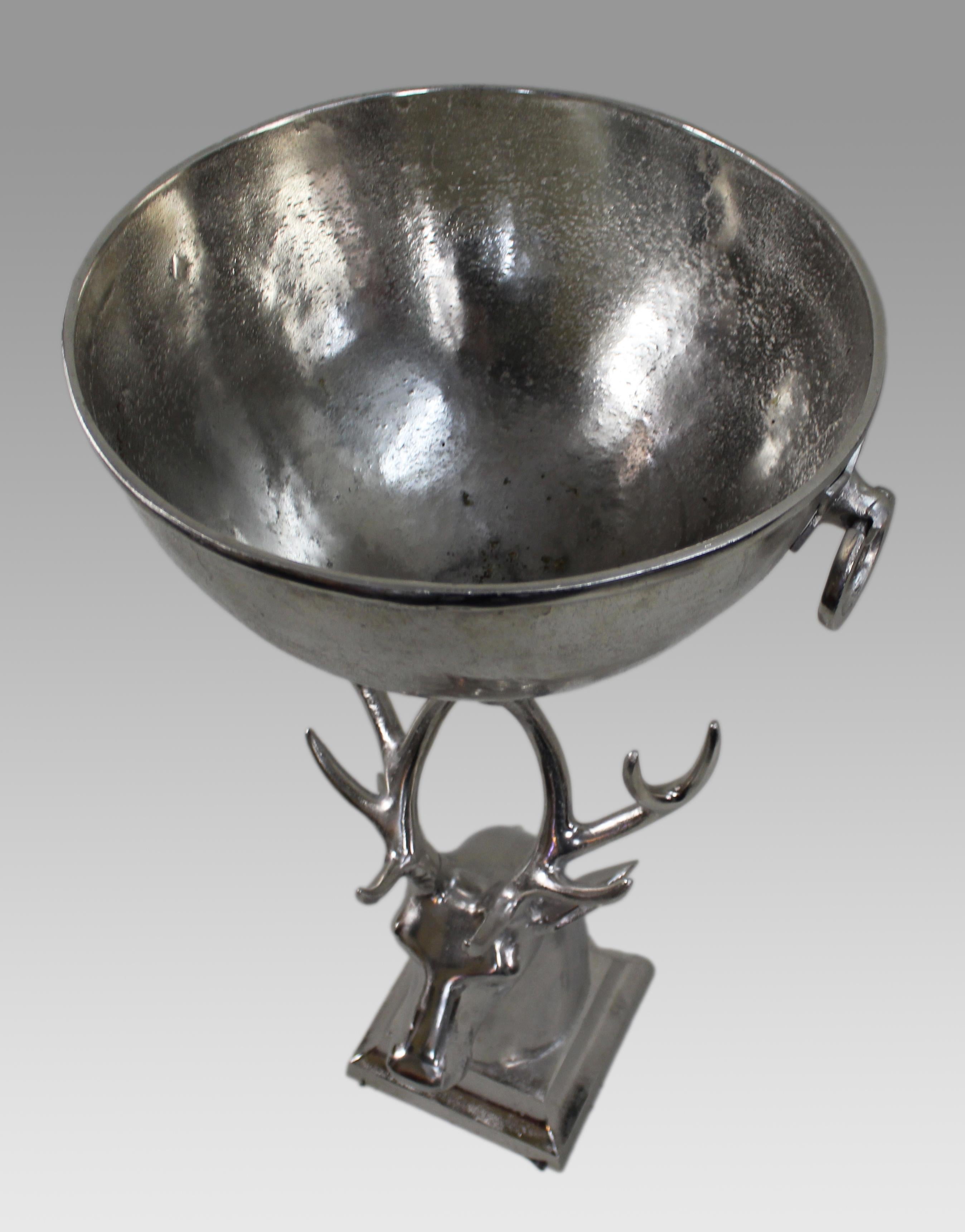 Centro de mesa escultórico grande de metal plateado con ciervo Metal en venta