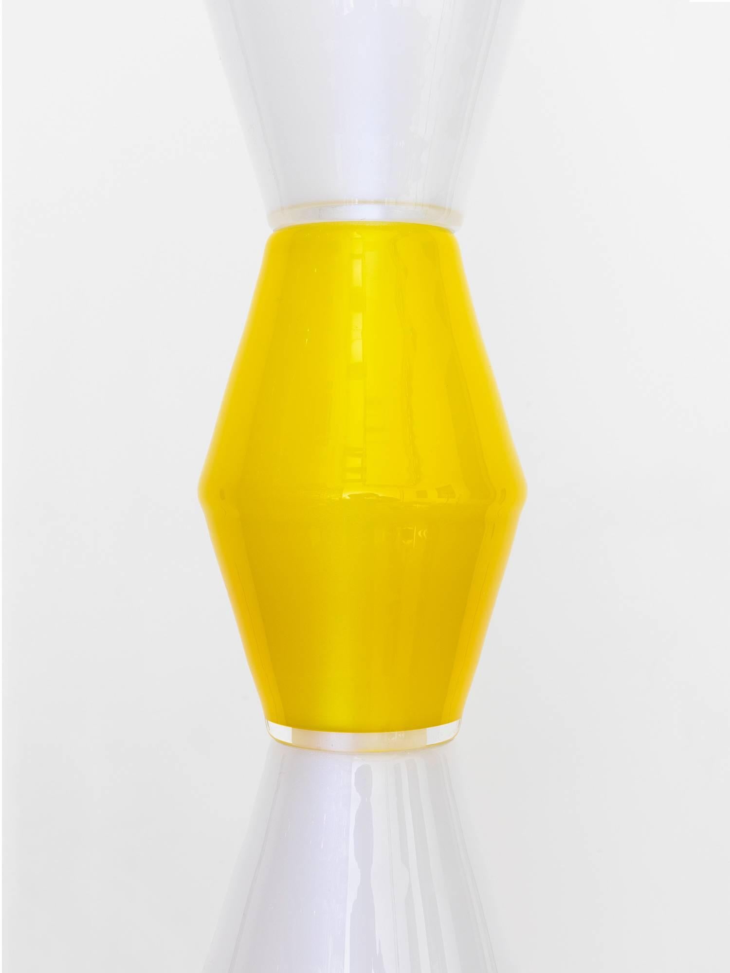 Handgefertigte, totemistische Glas-Hängelampe des norwegischen Künstlers/Architekten Tron Meyer. Die Leuchte besteht aus 11 gelben und weißen Glasformen, die um einen LED-Kern herum angeordnet sind und in einem 200 Jahre alten Glasstudio in Norwegen