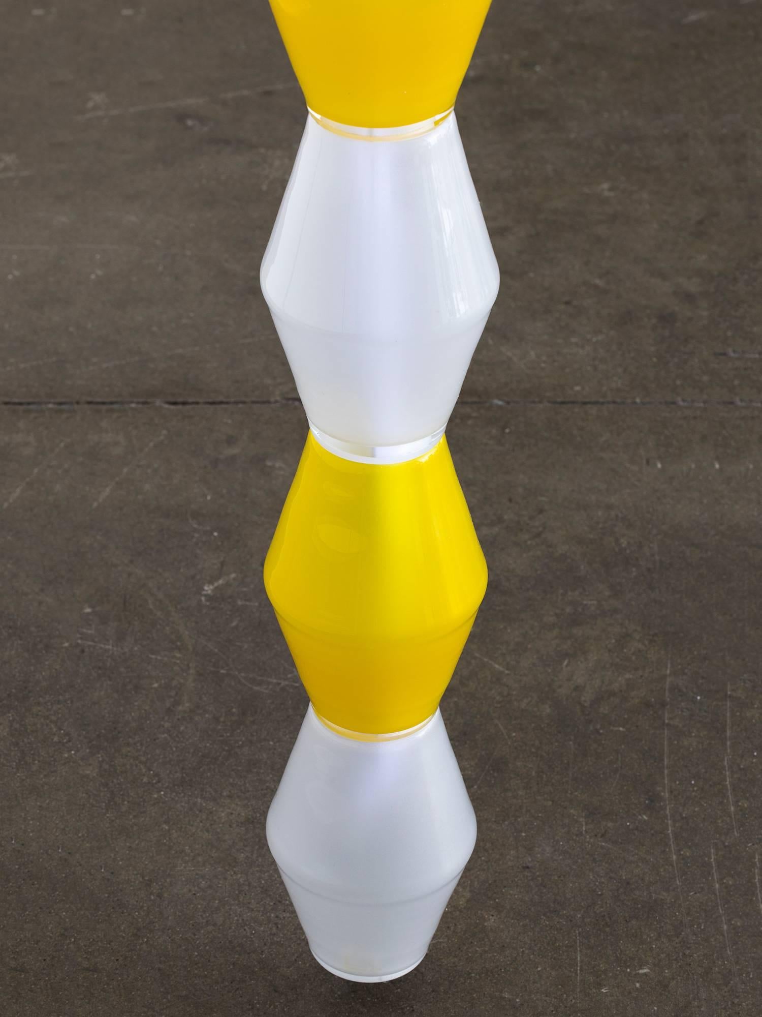 Große skulpturale Hängeleuchte aus gestapeltem Glas „Pearl Buoy“ von Tron Meyer im Zustand „Neu“ im Angebot in Brooklyn, NY