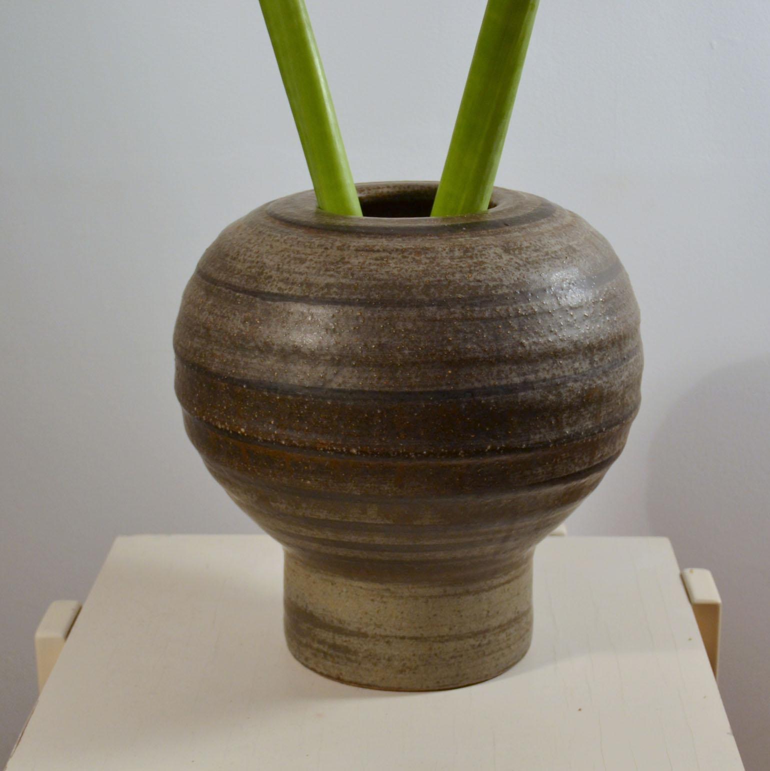 Fine XX secolo Grandi vasi scultorei in ceramica Studio A in tonalità naturale in vendita