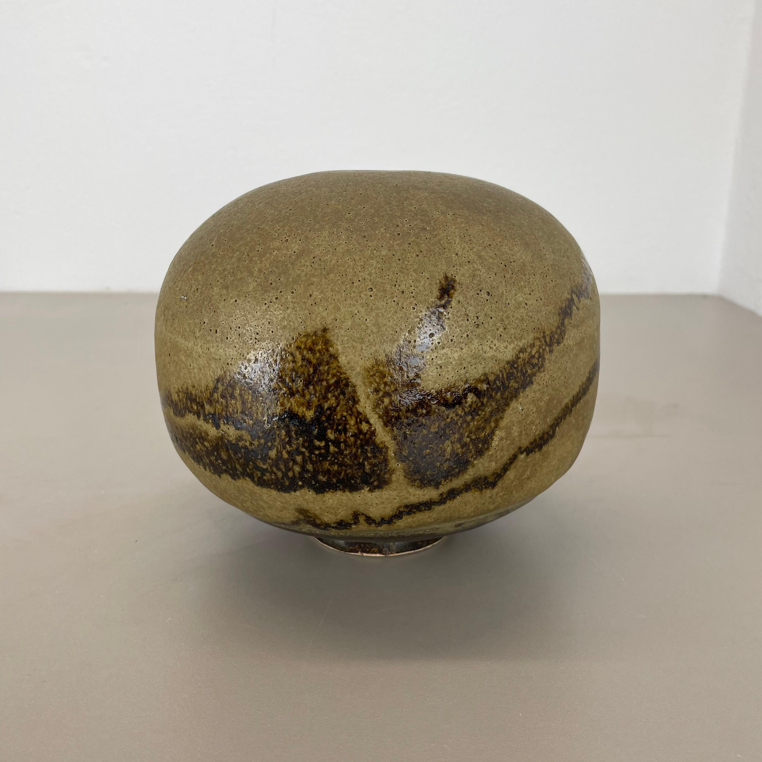 Article:

Ceramic object


Designer and producer:

Dieter Crumbiegel

Information:

Dieter Crumbiegel (born June 6, 1938 in Essen) is a German artist (painting, ceramics) and university professor.
Since 1961, Crumbiegel has held solo and group