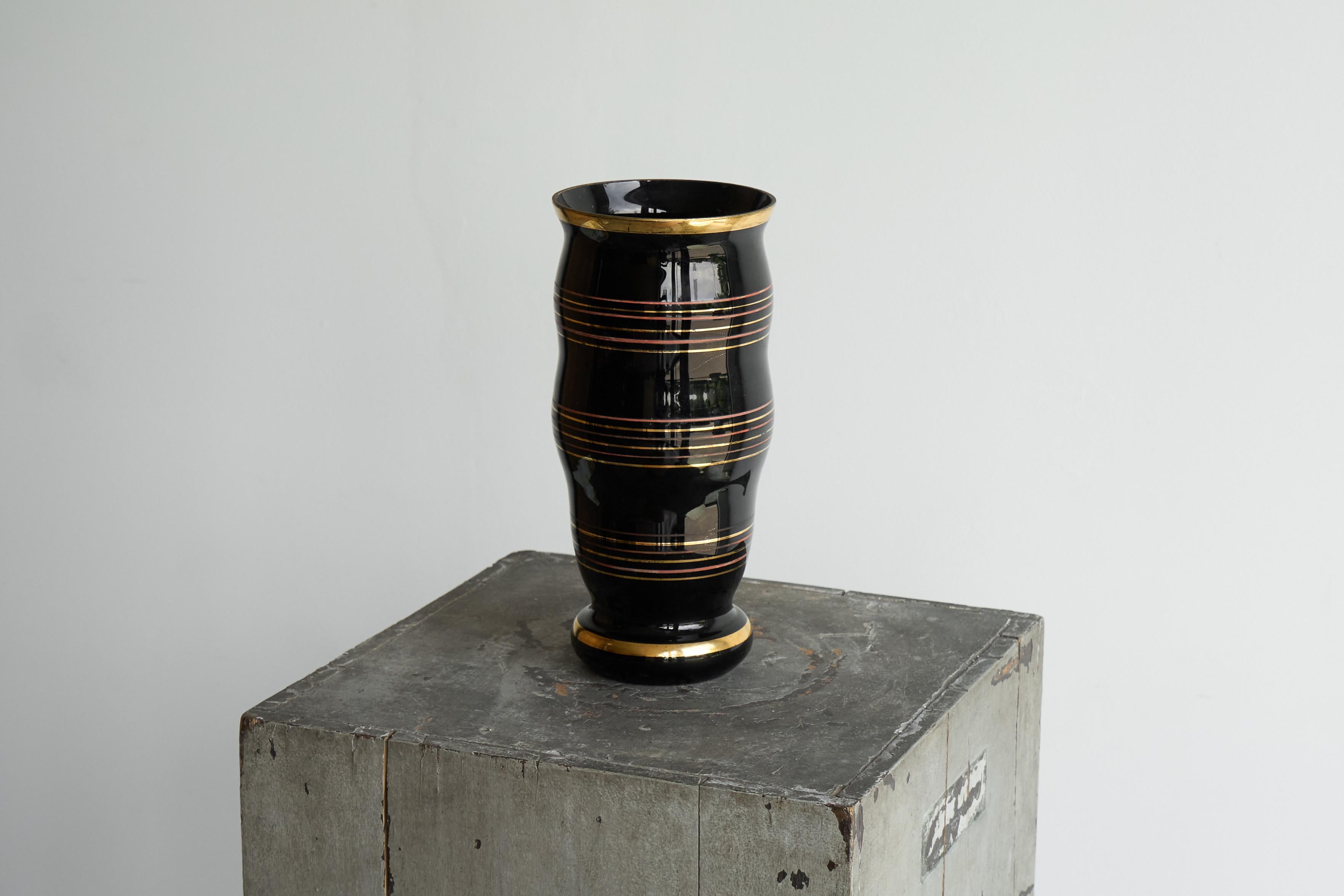 Grande vaso scultoreo in vetro artistico Belgio 1940.

Un bellissimo vaso belga art déco in vetro artistico della famosa fabbrica di vetro 