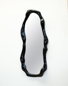Grand miroir sculptural ondulé en noyer ébonisé