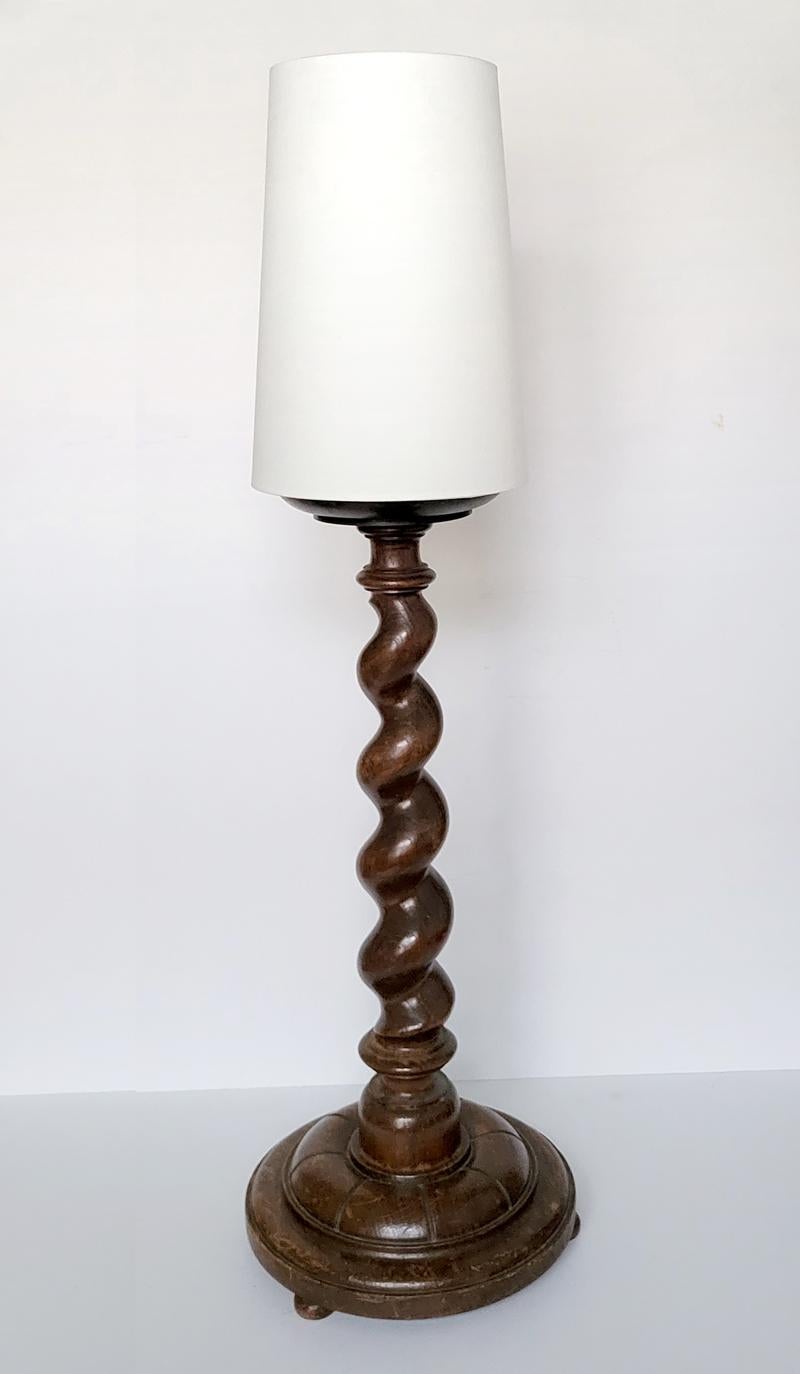 Preciosa lámpara de mesa de madera antigua.
Alemania, 1900
Portalámparas: E27 (US: E26) 