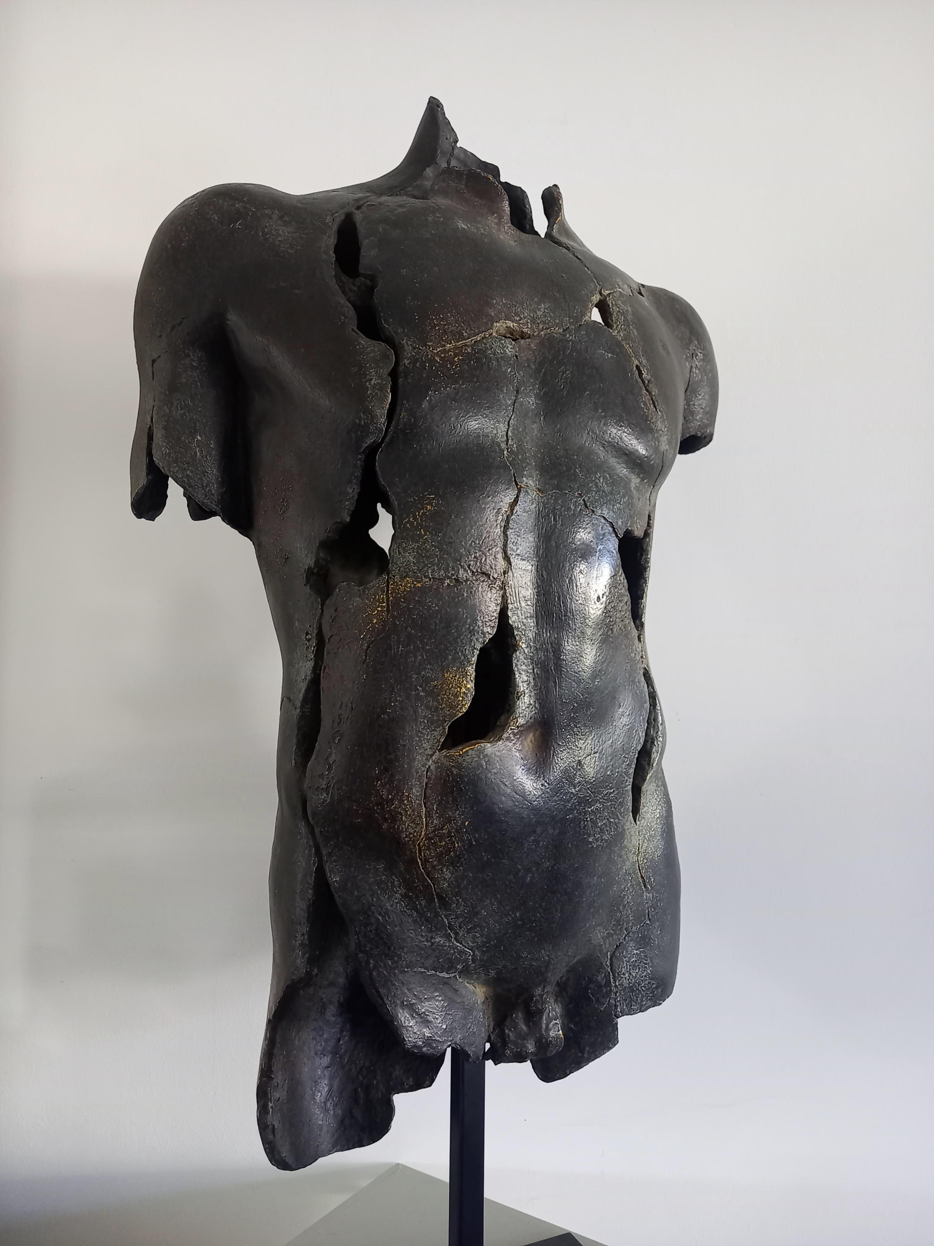 Skulptur Statue Büste Mann Bronze Patina. 
Dieses Stück, das sowohl in klassischen als auch in zeitgenössischen Innenräumen eine hervorragende Wirkung hat, wird niemanden gleichgültig lassen. 
Sein klassischer, von den griechischen Göttern