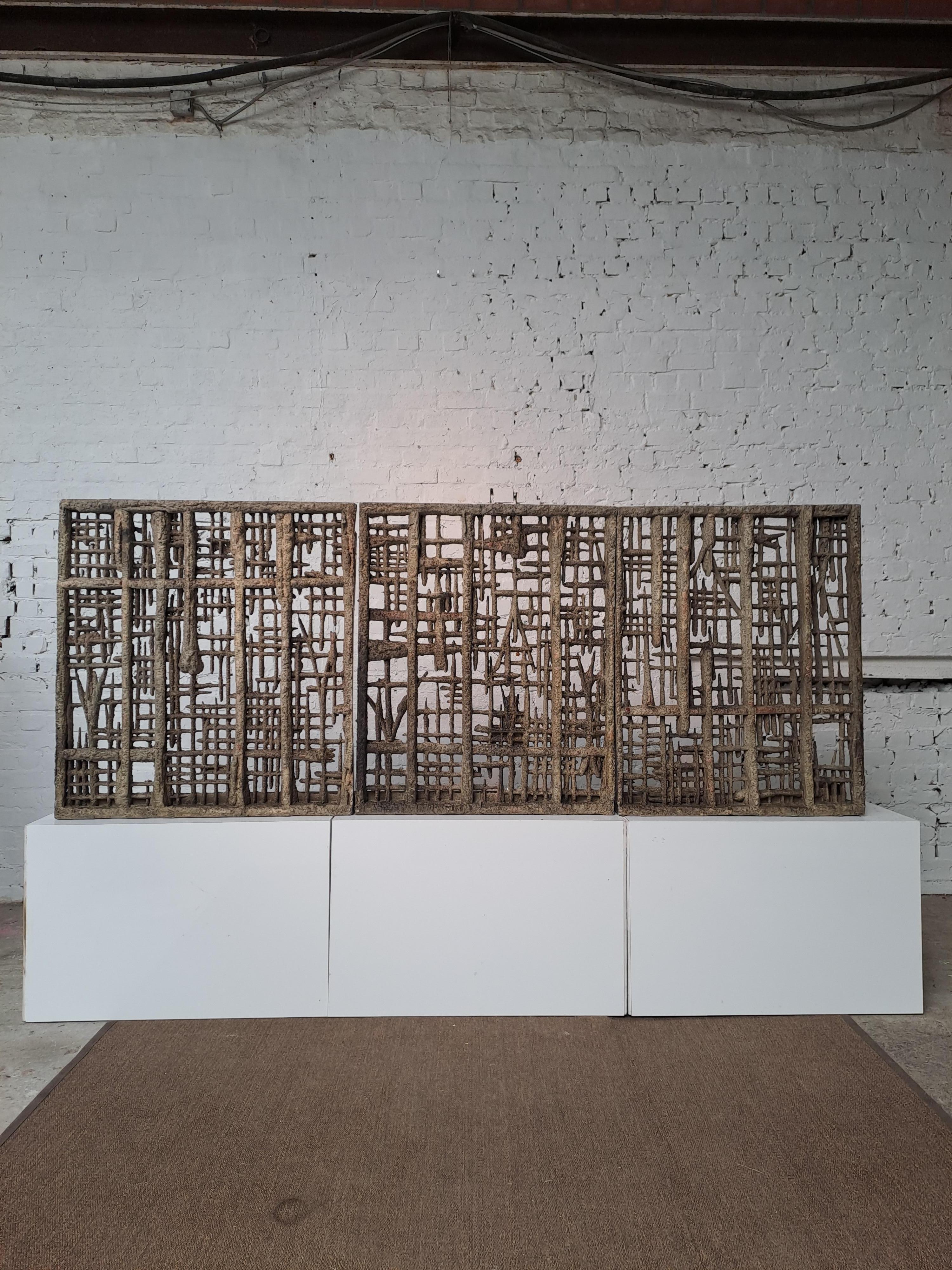 Große handgefertigte Wandskulptur oder Raumteiler, bestehend aus drei verschiedenen Segmenten (Länge zwischen 76cm und 80cm x Höhe 93cm x Tiefe 16cm, Gesamtlänge 240cm). Einzigartiges Werk des belgischen Bildhauers Jules DeWaele, bekannt unter dem