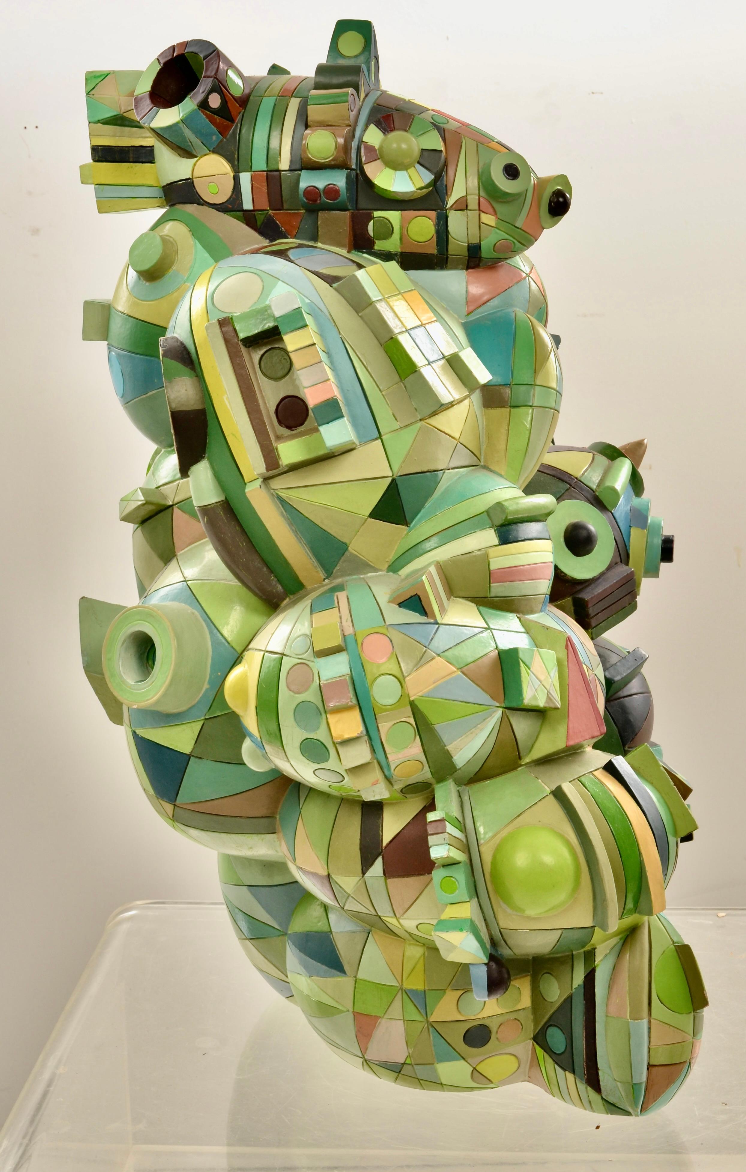 Cette œuvre du célèbre artiste Alexander Ney est un chef-d'œuvre de fantaisie, richement décoré de formes géométriques et de motifs aux couleurs multiples. Le tout est surmonté d'un vaisseau spatial à la Buck Rogers avec une tête de chien.  La