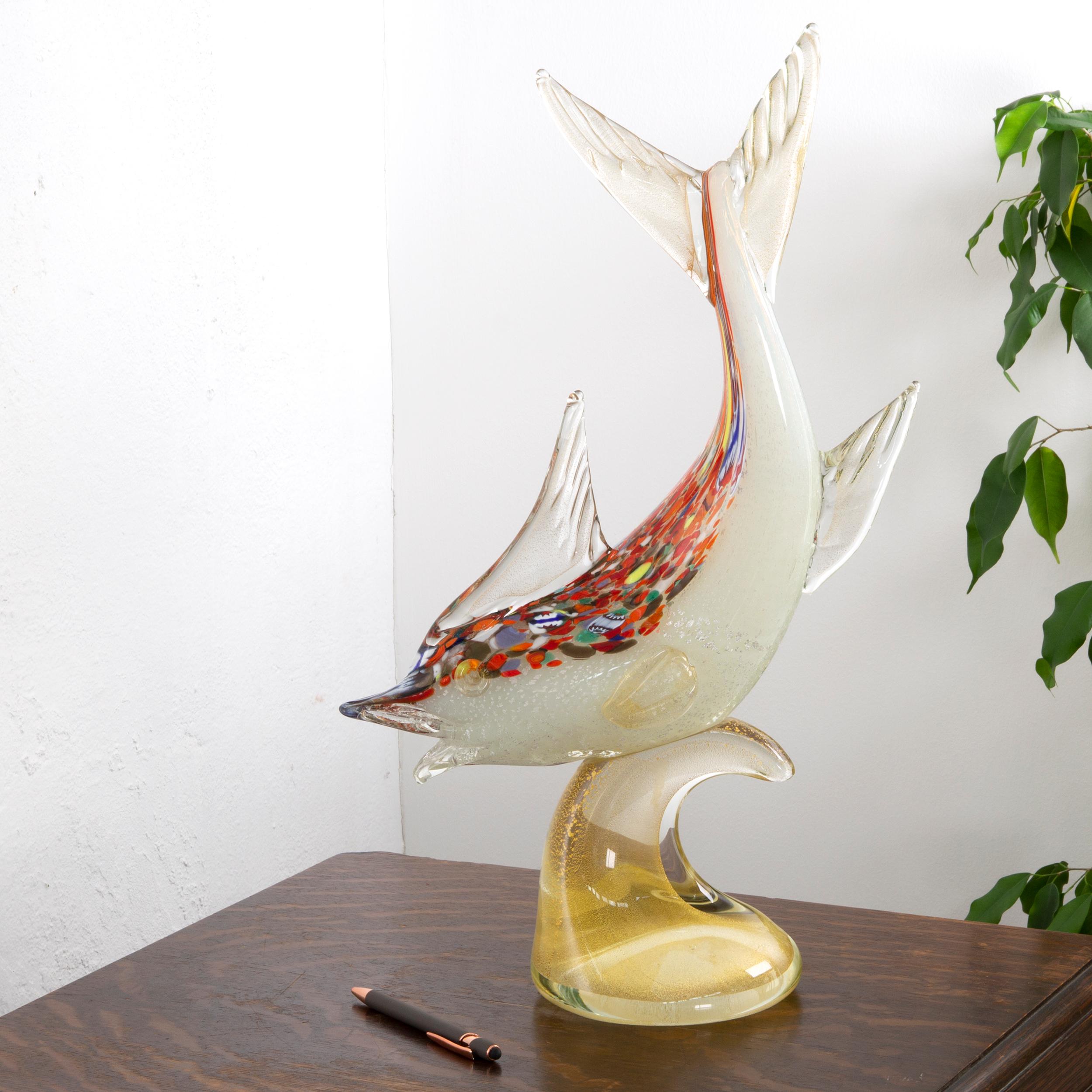 Jetzt erhältlich Skulptur aus Murano-Glas, mehrfarbiger murrine Fisch mit Blattgolddetails, Made in Italy

Abmessungen: L 30 cm x H 50 cm x T 15 cm (L 11,8