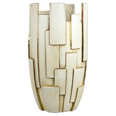 Grand vase géométrique lustré blanc vieilli or 24 carats, pièce unique
