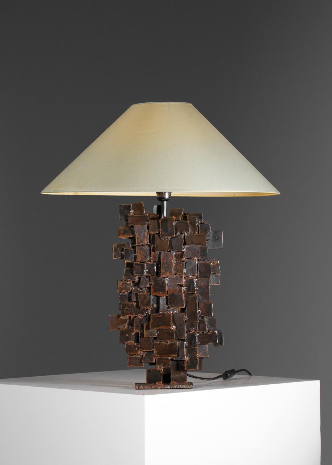 Imposing Brutalist table lamp by French artist Donna. Its sculptural base in patinated metal was handcrafted in the artist's studio. A sober, elegant and highly decorative designer. Artist's signature (see photos). E14 LED bulb recommended.