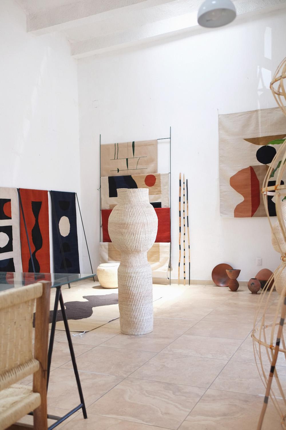 Queste grandi sculture di palma intrecciate a mano sono realizzate in palma naturale e offrono un design rustico, organico, moderno e contemporaneo per qualsiasi arredamento. Il loro esclusivo motivo intrecciato aggiungerà sicuramente interesse e