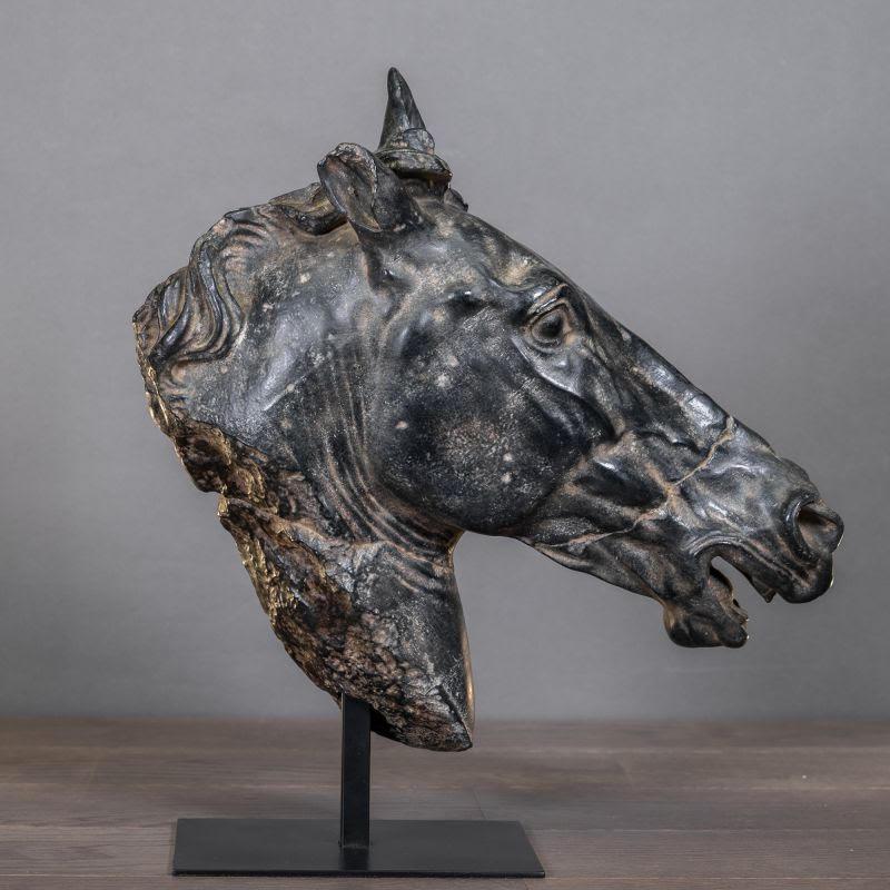 Gran escultura de la cabeza de un caballo negro, de gran tamaño.

Gran escultura de cabeza de caballo negro en resina, escayola y base metálica, obra contemporánea.

Material: Resina, yeso, metal                                           
Alto: 78