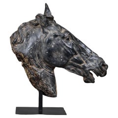 Grande sculpture d'une tête de cheval noir, grand format.