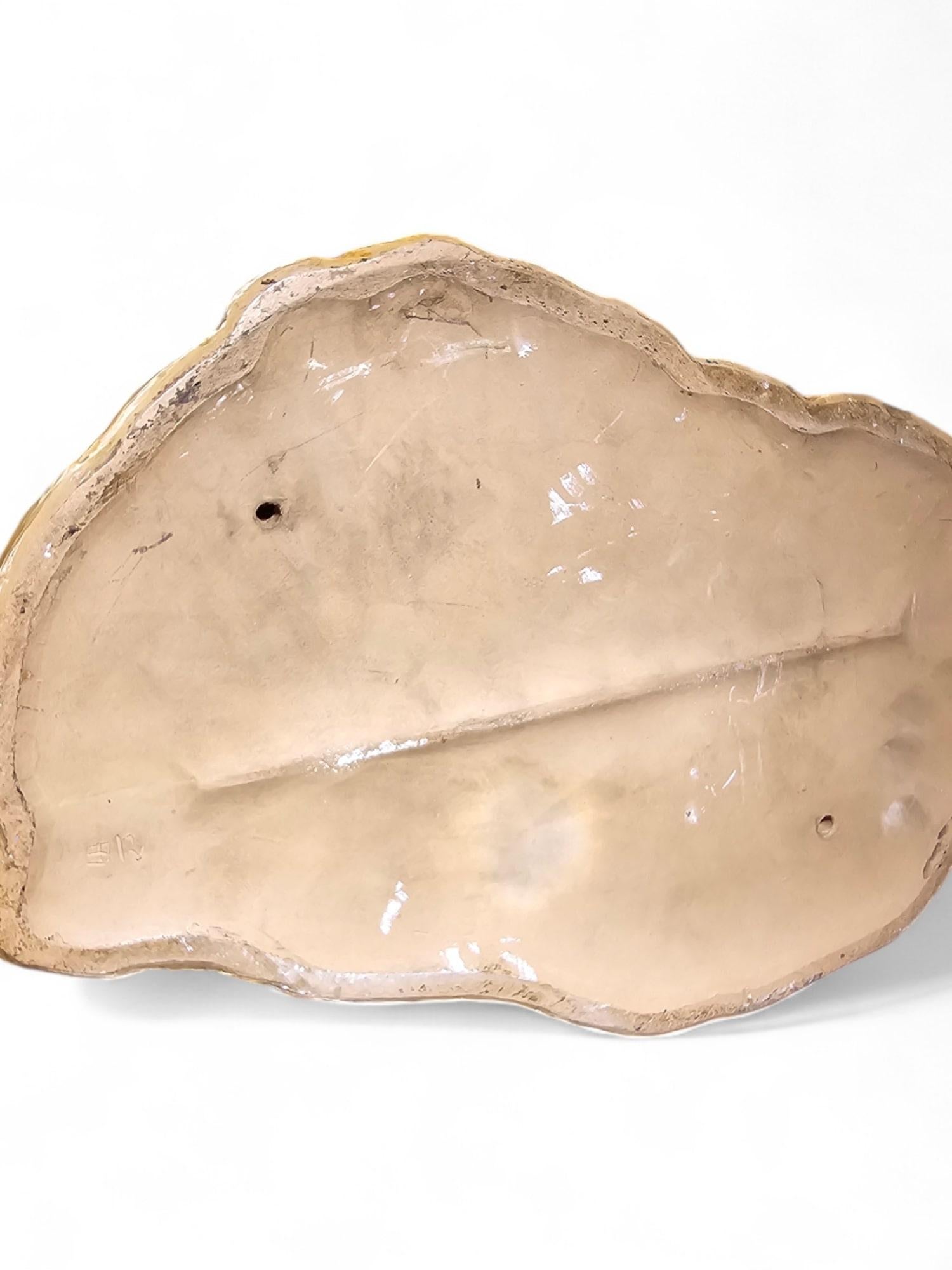 Questa imponente scultura di grandi dimensioni raffigura un pastore che porta un agnello sulle spalle. L'opera si distingue per il suo realismo e la sua forza espressiva. La scultura è in perfette condizioni, ad eccezione di un leggero difetto