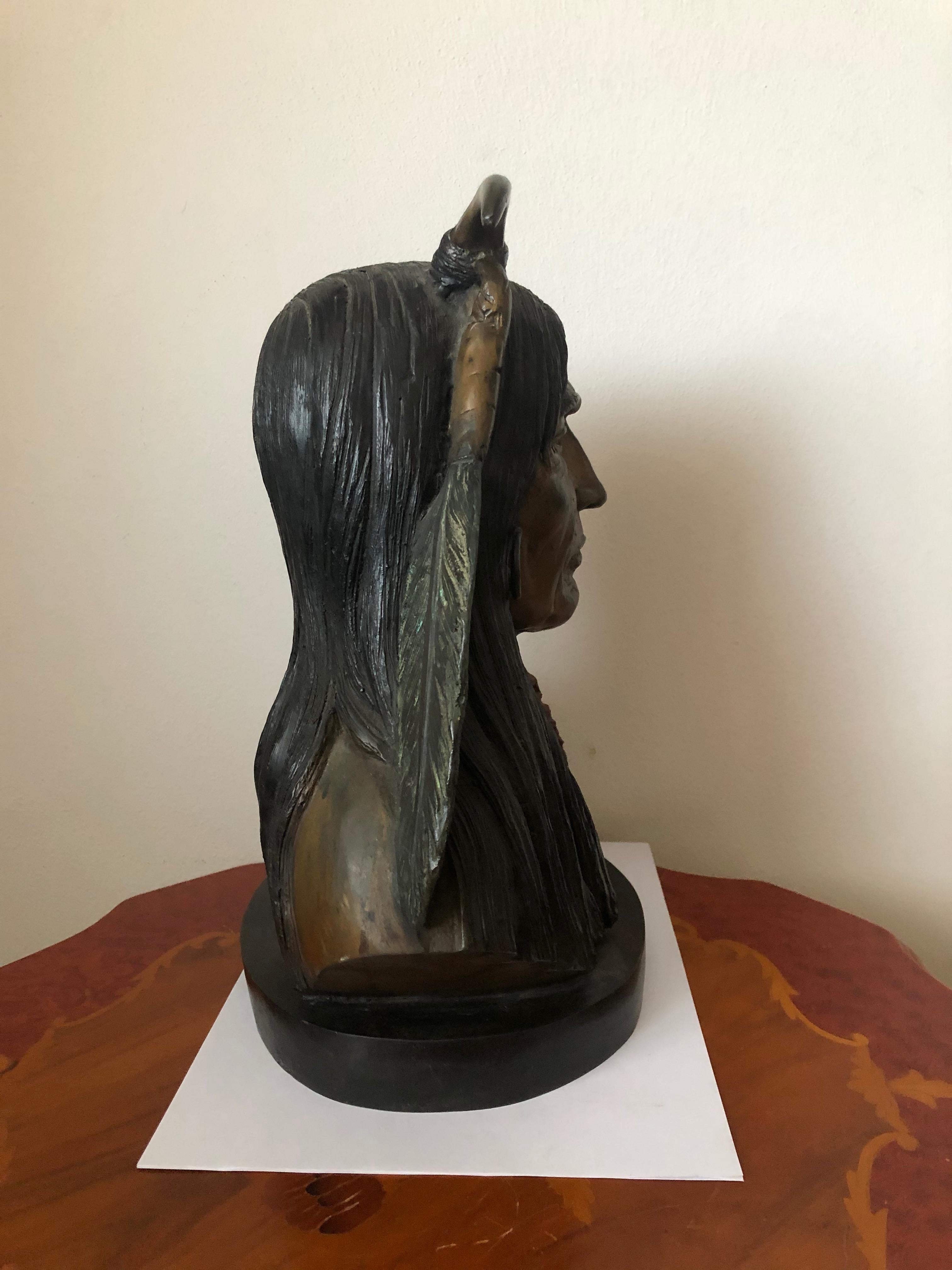 Grande sculpture d'un visage d'indien américain Bon état - En vente à Praha, CZ