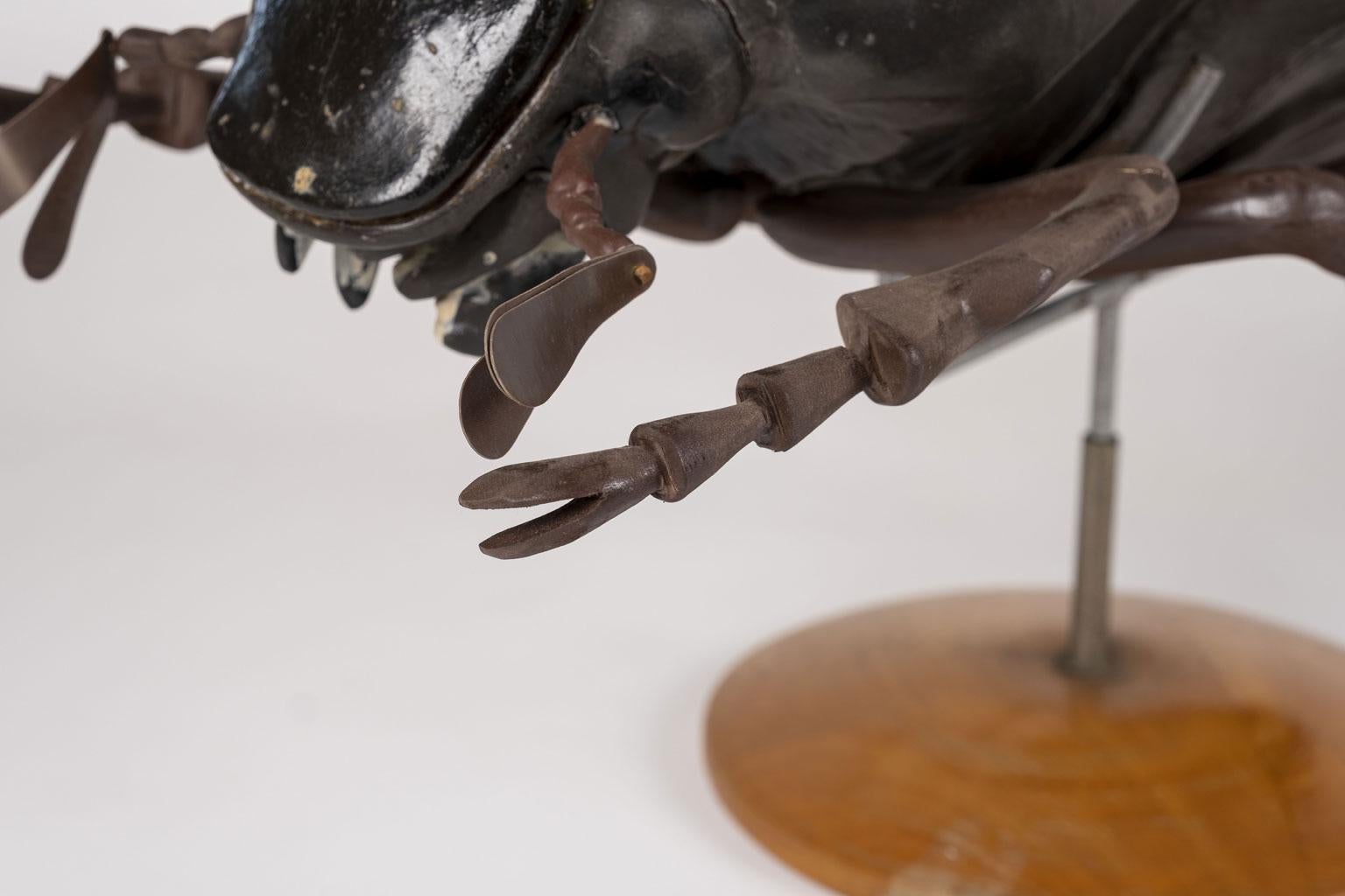 Scultura di grandi dimensioni di scarabeo in volo in vendita 4