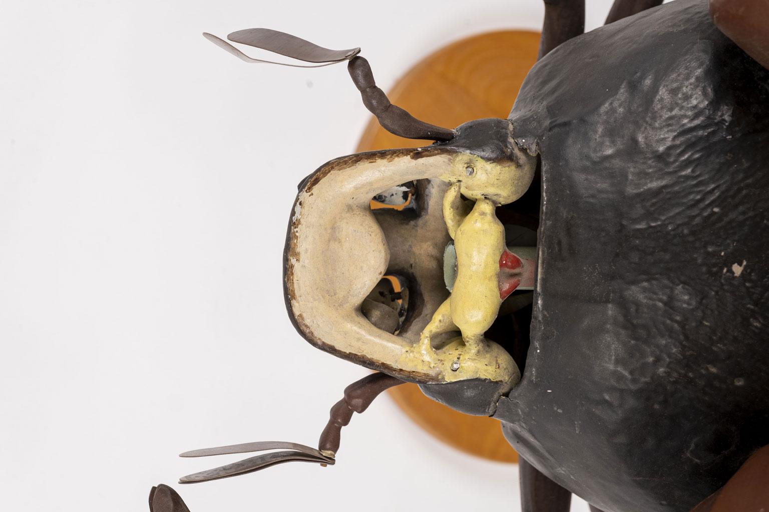 Grande sculpture de scarabée en vol en vente 3