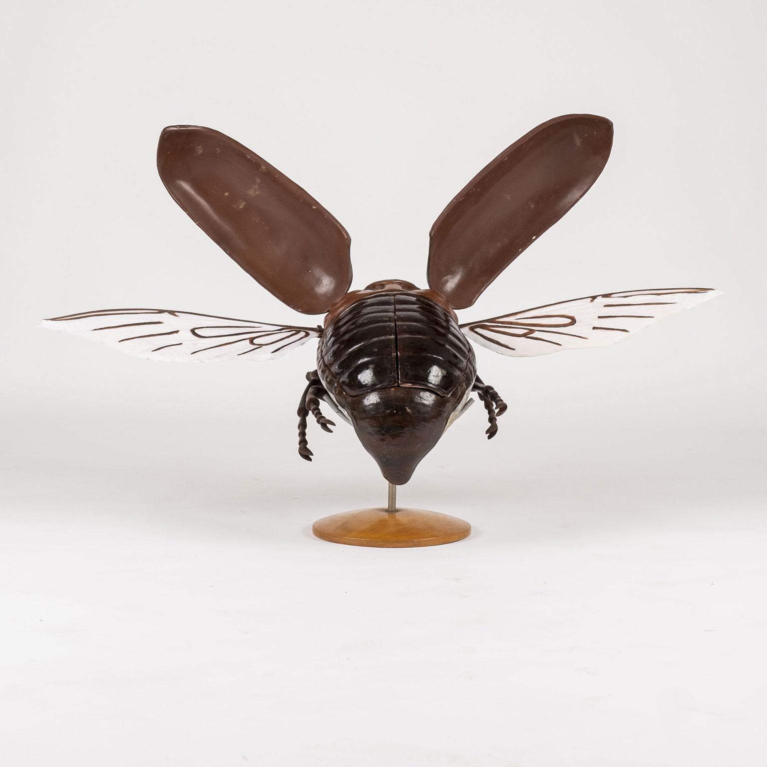Autre Grande sculpture de scarabée en vol en vente