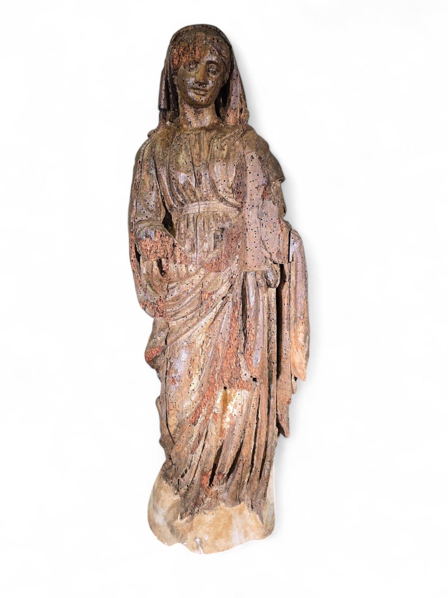 Large Sculpture of the Virgin Mary from the 16th Century Dimensions: 98x35x25 cm For Sale 6