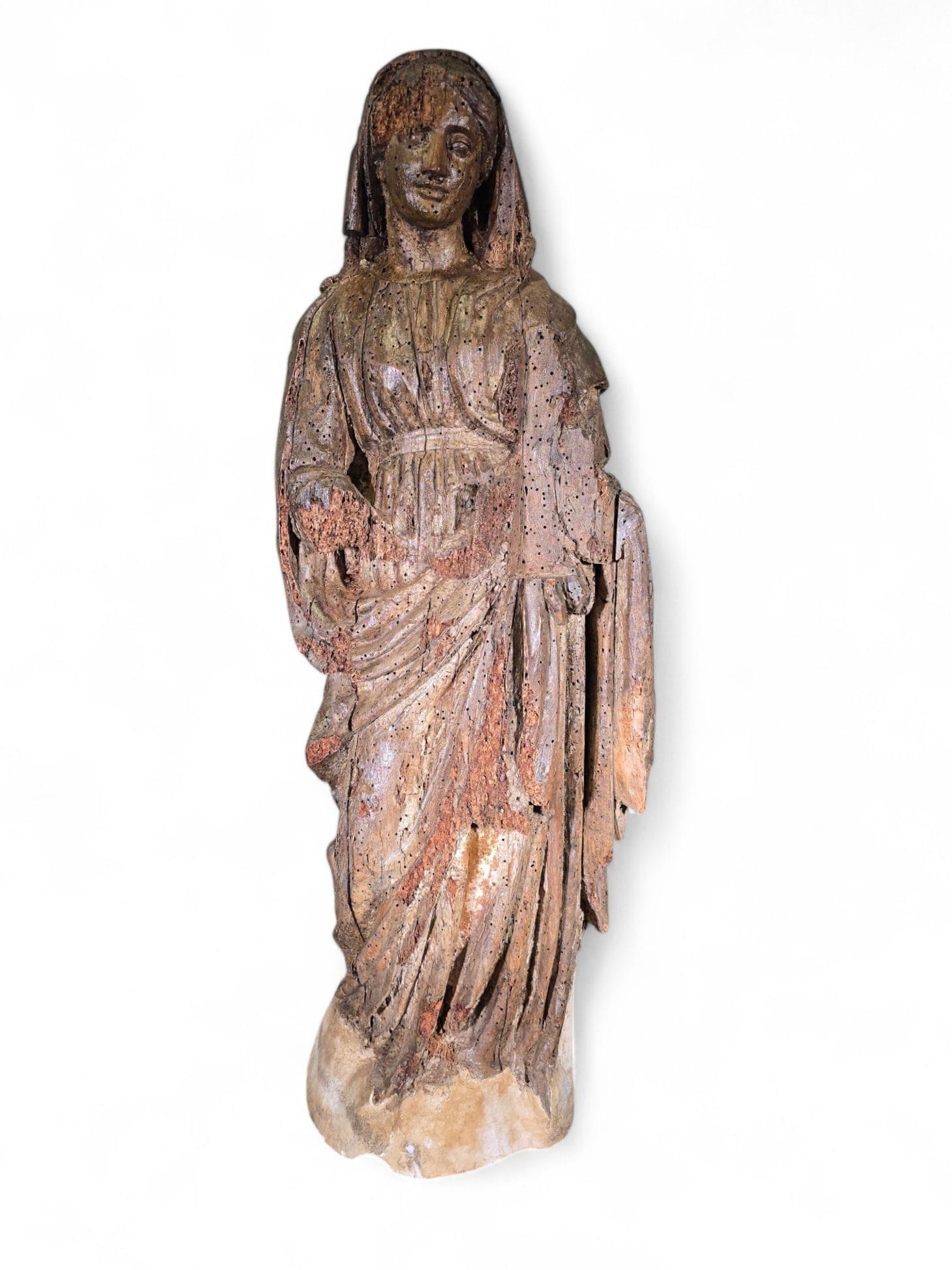 Large Sculpture of the Virgin Mary from the 16th Century Dimensions: 98x35x25 cm For Sale 7