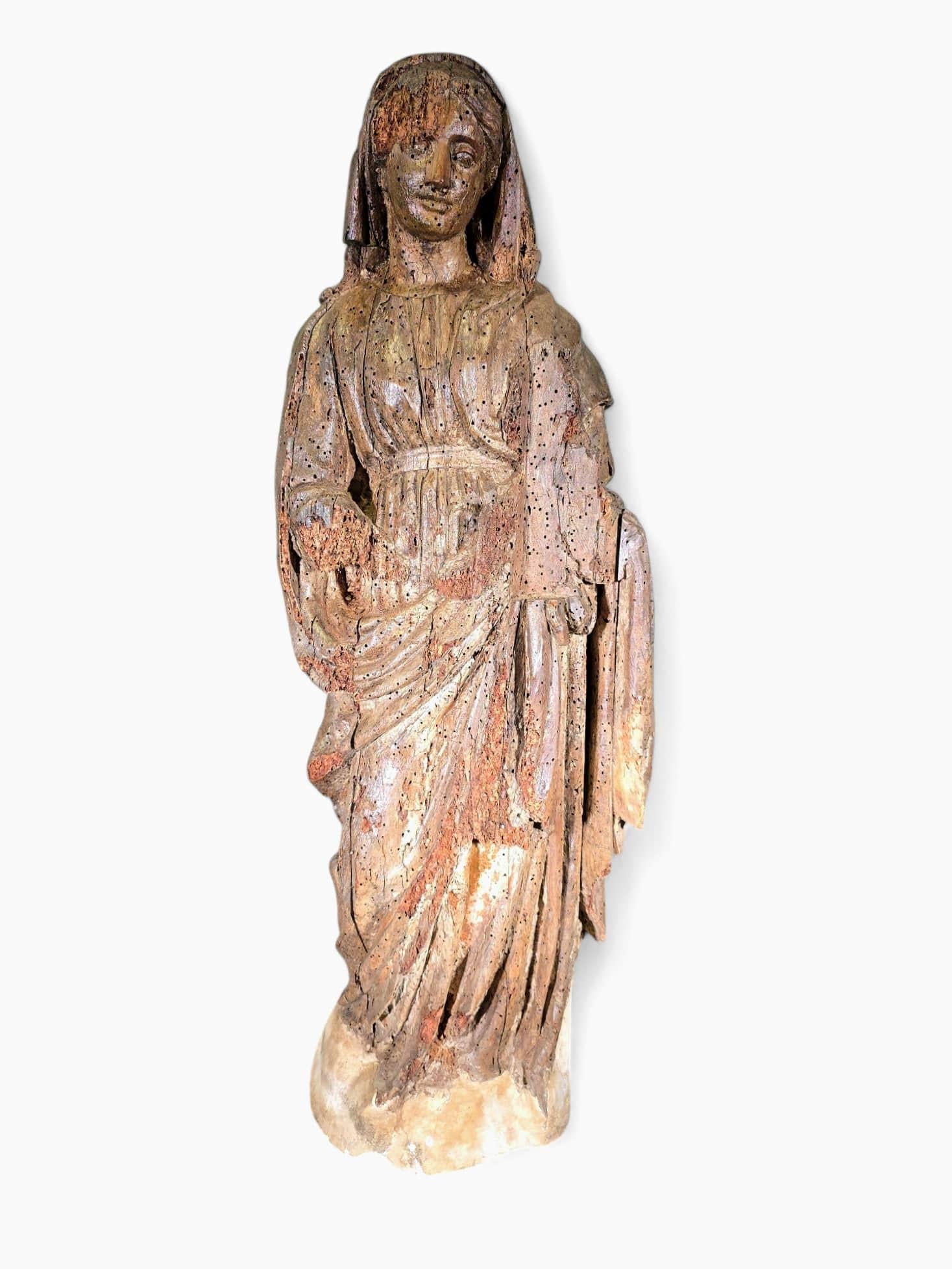 Large Sculpture of the Virgin Mary from the 16th Century Dimensions: 98x35x25 cm For Sale 8