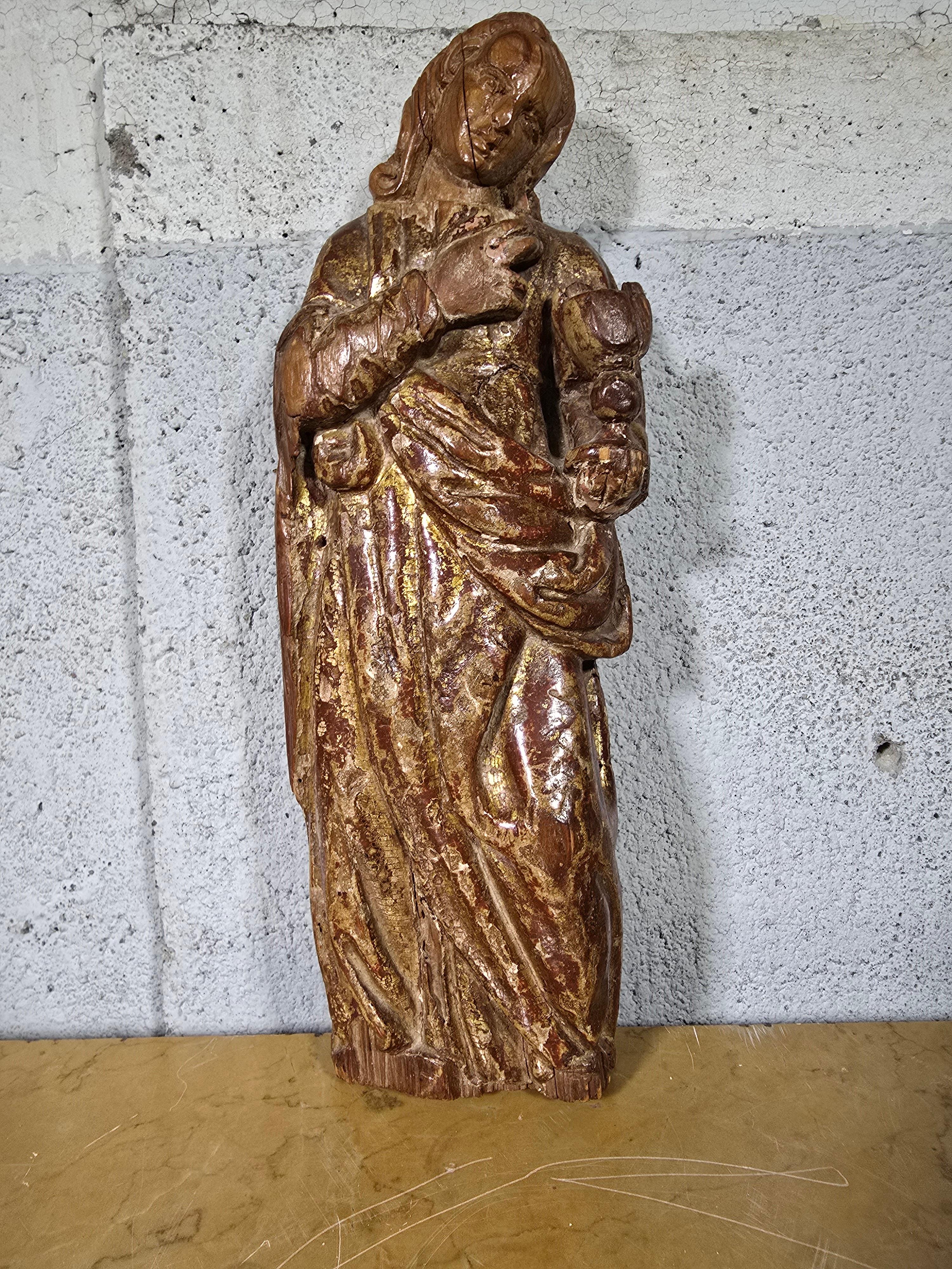 This majestic sculpture of the Virgin Mary, created in the 16 th century, is a unique piece of sacred art that stands out for its impressive detail and the beauty of its form. Crafted in wood with a patina that has withstood the test of time, this
