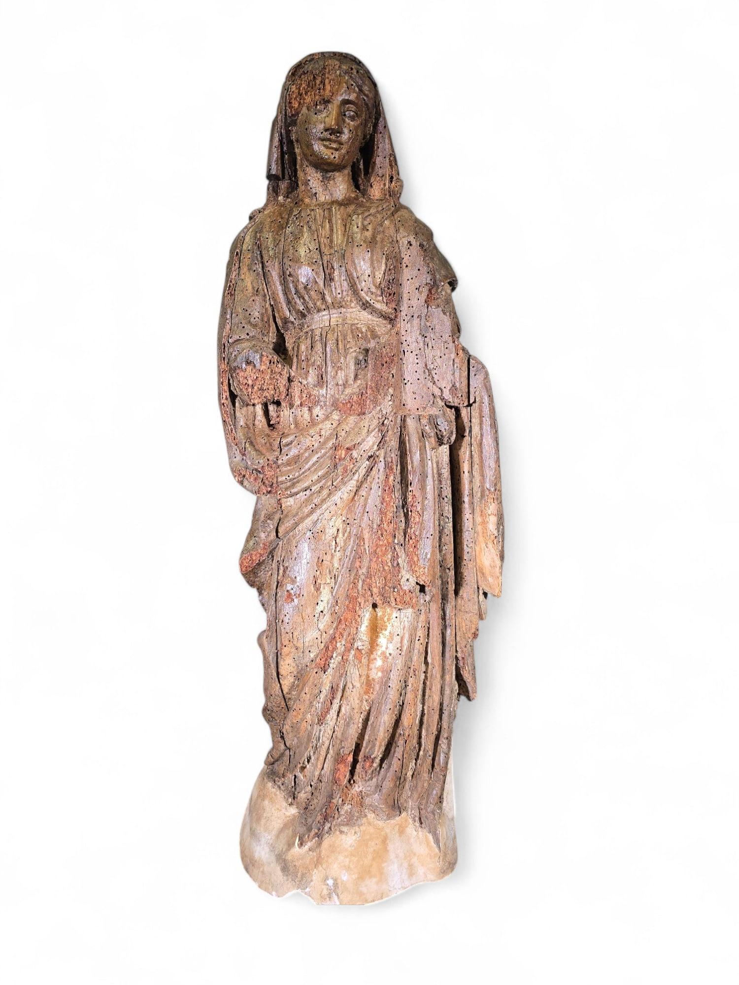 Large Sculpture of the Virgin Mary from the 16th Century Dimensions: 98x35x25 cm In Good Condition For Sale In Madrid, ES