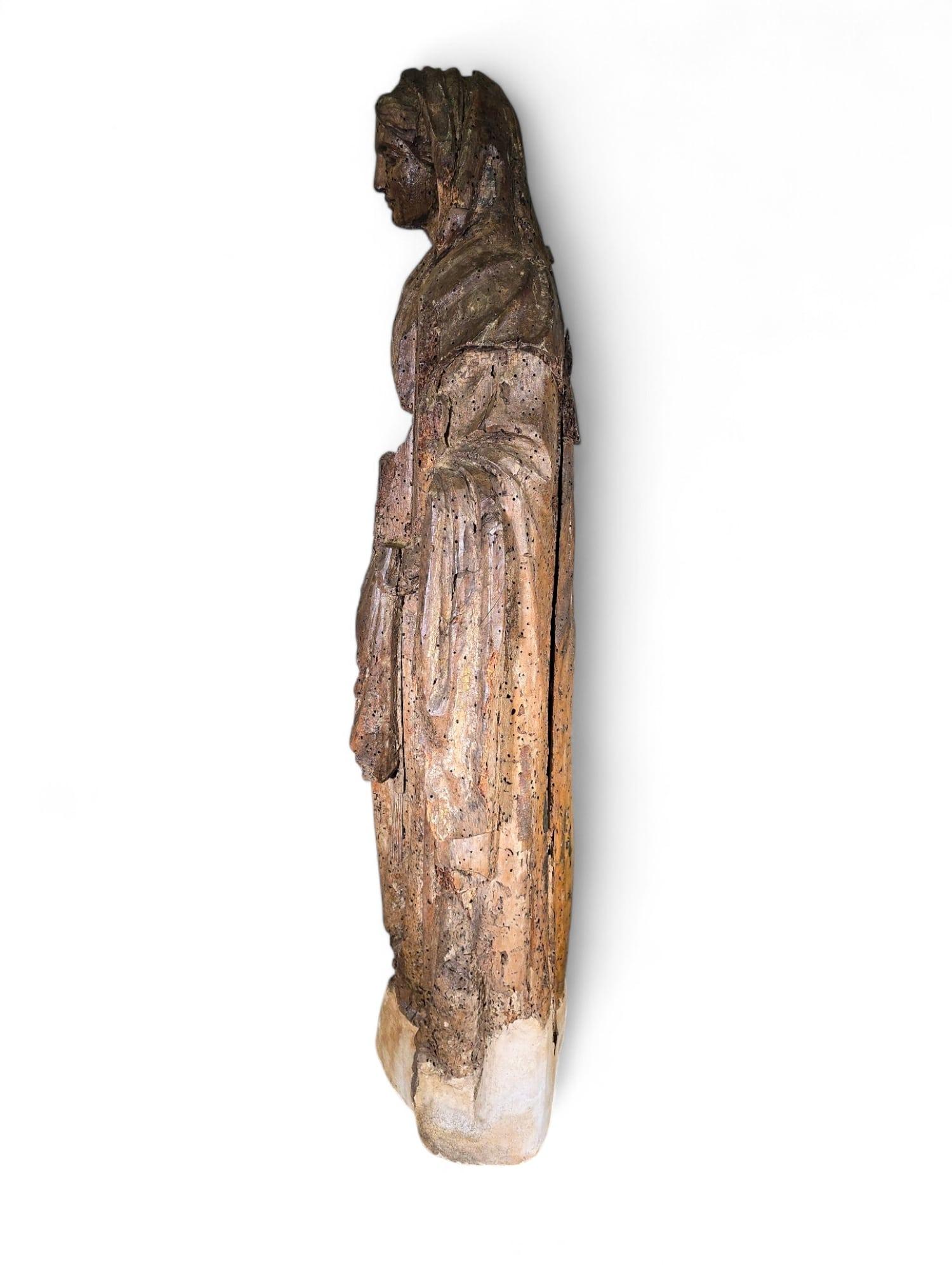 Large Sculpture of the Virgin Mary from the 16th Century Dimensions: 98x35x25 cm For Sale 1