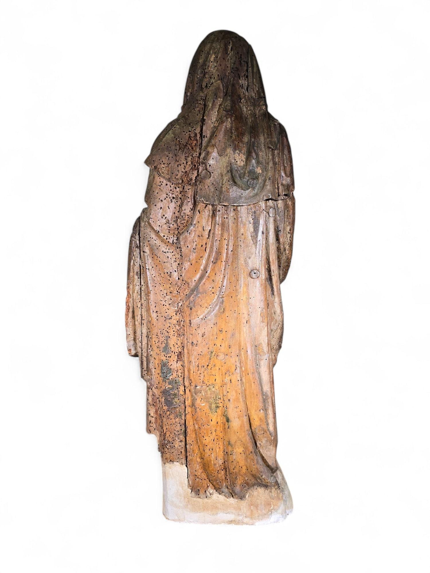 Large Sculpture of the Virgin Mary from the 16th Century Dimensions: 98x35x25 cm For Sale 2