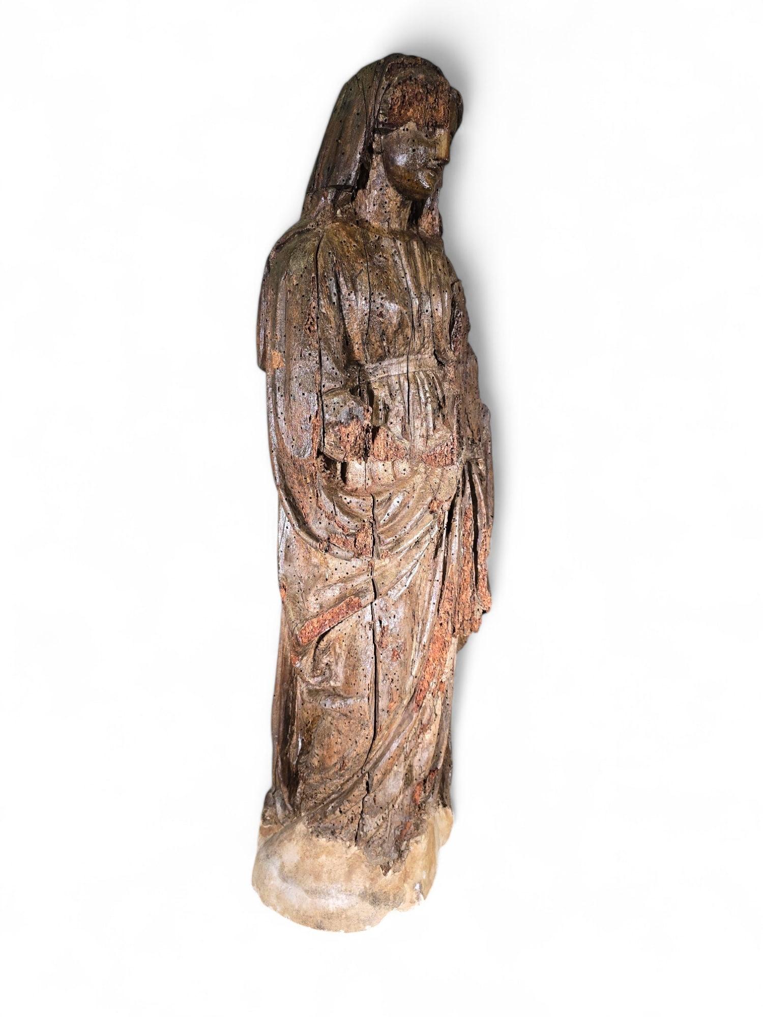 Large Sculpture of the Virgin Mary from the 16th Century Dimensions: 98x35x25 cm For Sale 3