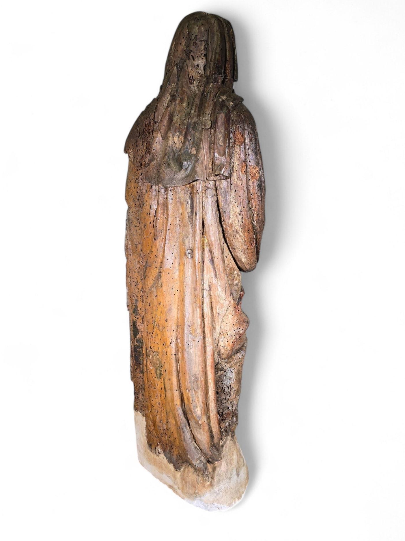Large Sculpture of the Virgin Mary from the 16th Century Dimensions: 98x35x25 cm For Sale 4