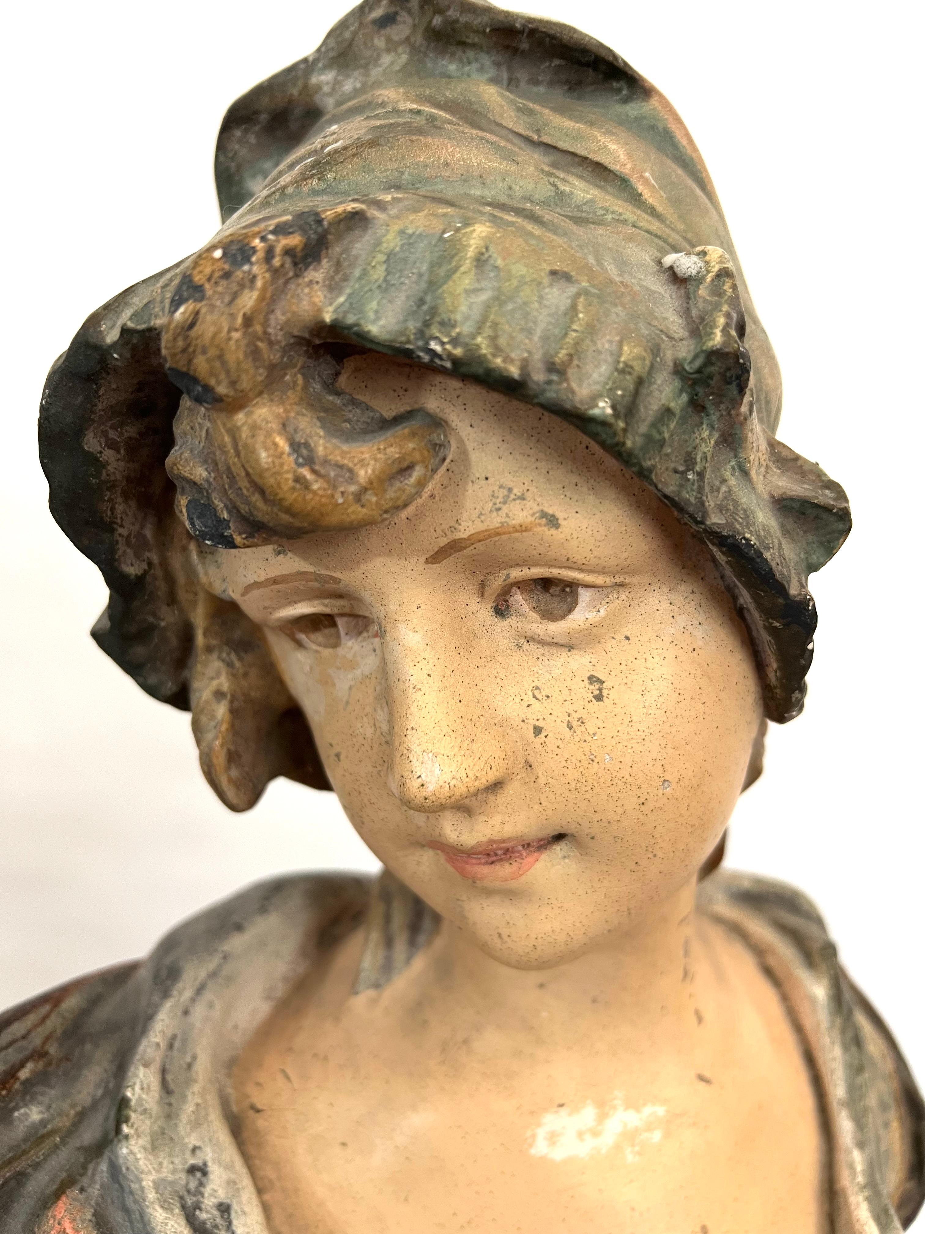 Superbe et rare sculpture en plâtre polychrome représentant le buste d'une jeune femme portant une robe à nœuds et un chapeau.
Le buste est signé sur le côté mais la signature est difficile à lire.
Période : début 1900

Le buste de cette femme est