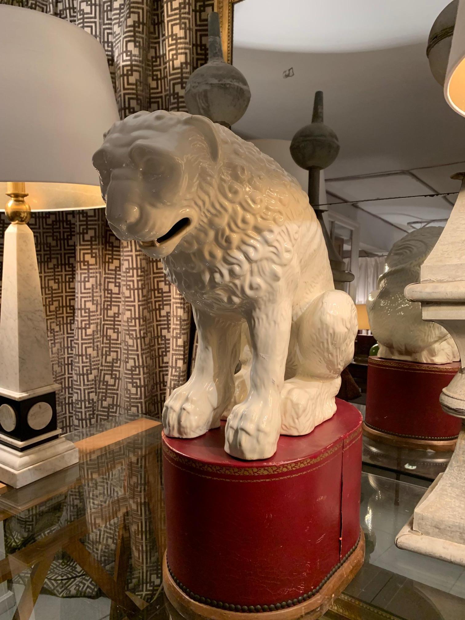 Escultura grande León de cerámica esmaltada Whihe en venta 9