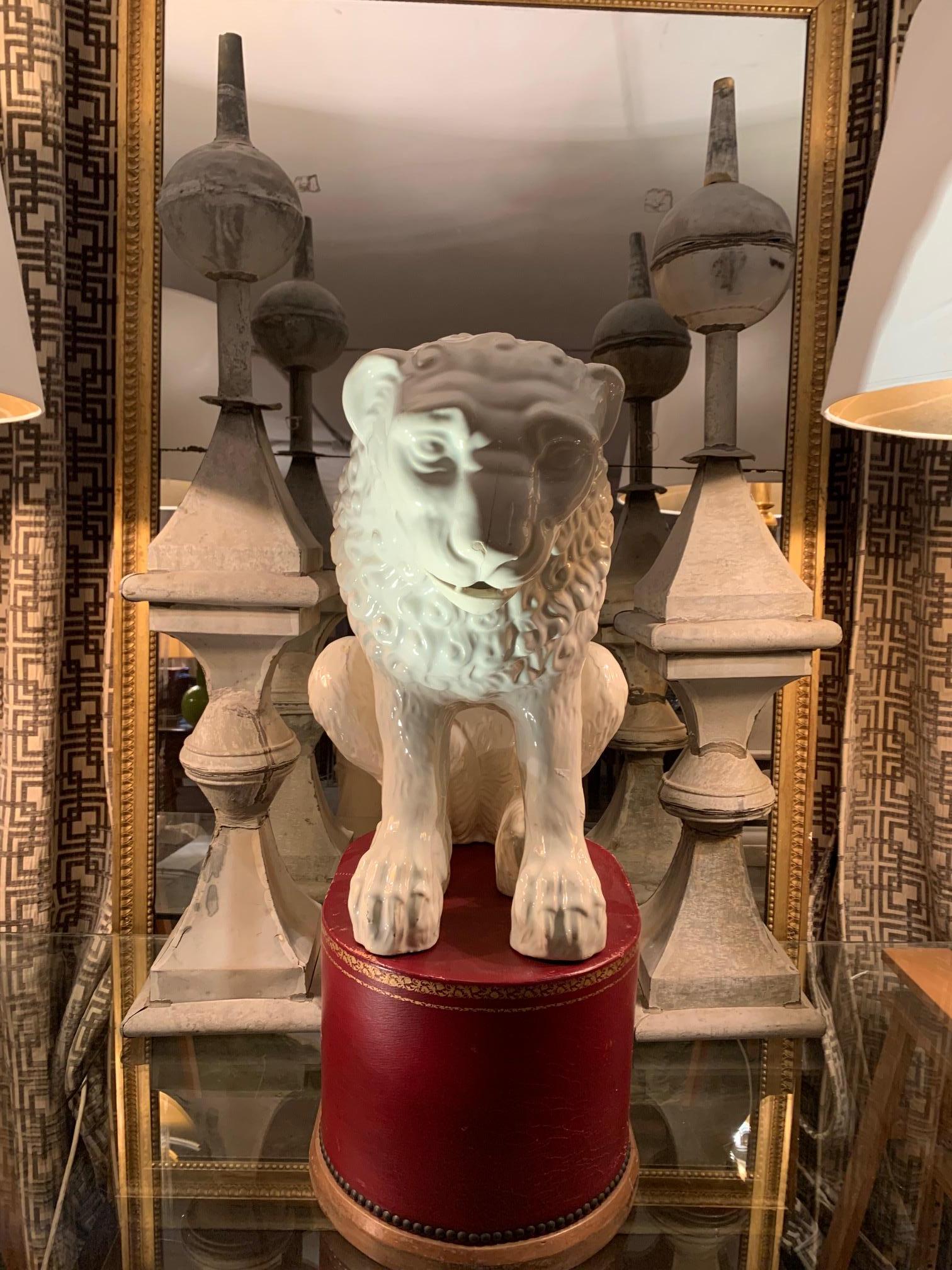 Escultura grande León de cerámica esmaltada Whihe en venta 10