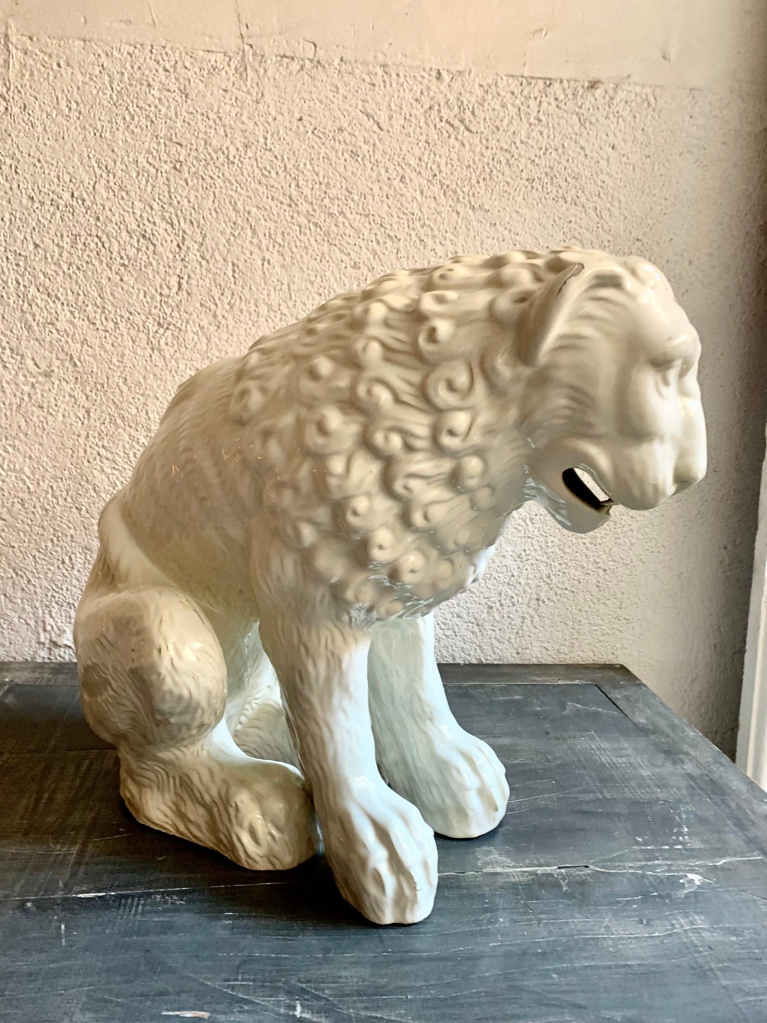 An exquisite sculpture of a lion in white glazed earthenware, from the first half of the 20th century and originating in Italy, a sculpture with beautiful details of the mouth, the lion's hair and the claws.