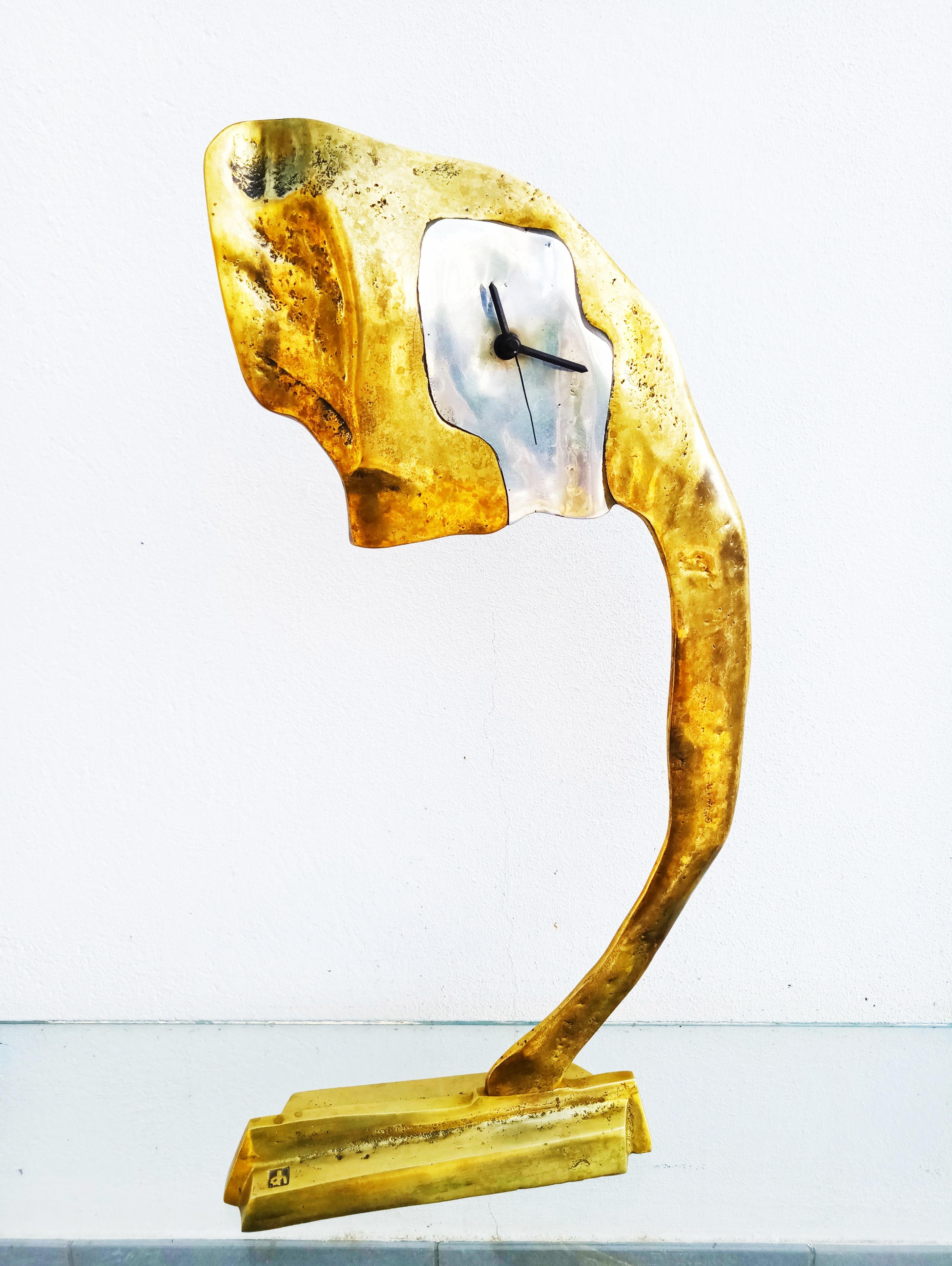 Wunderschöne Uhr aus Bronze- und Aluminiumguss des Künstlers David Marshall (geb. 1943), um 1970. Mitte der 1960er Jahre ließ sich Marshall in Spanien nieder und eröffnete 1969 eine Werkstatt in Malaga, wo er Skulpturen, Schmuck, Silberwaren und