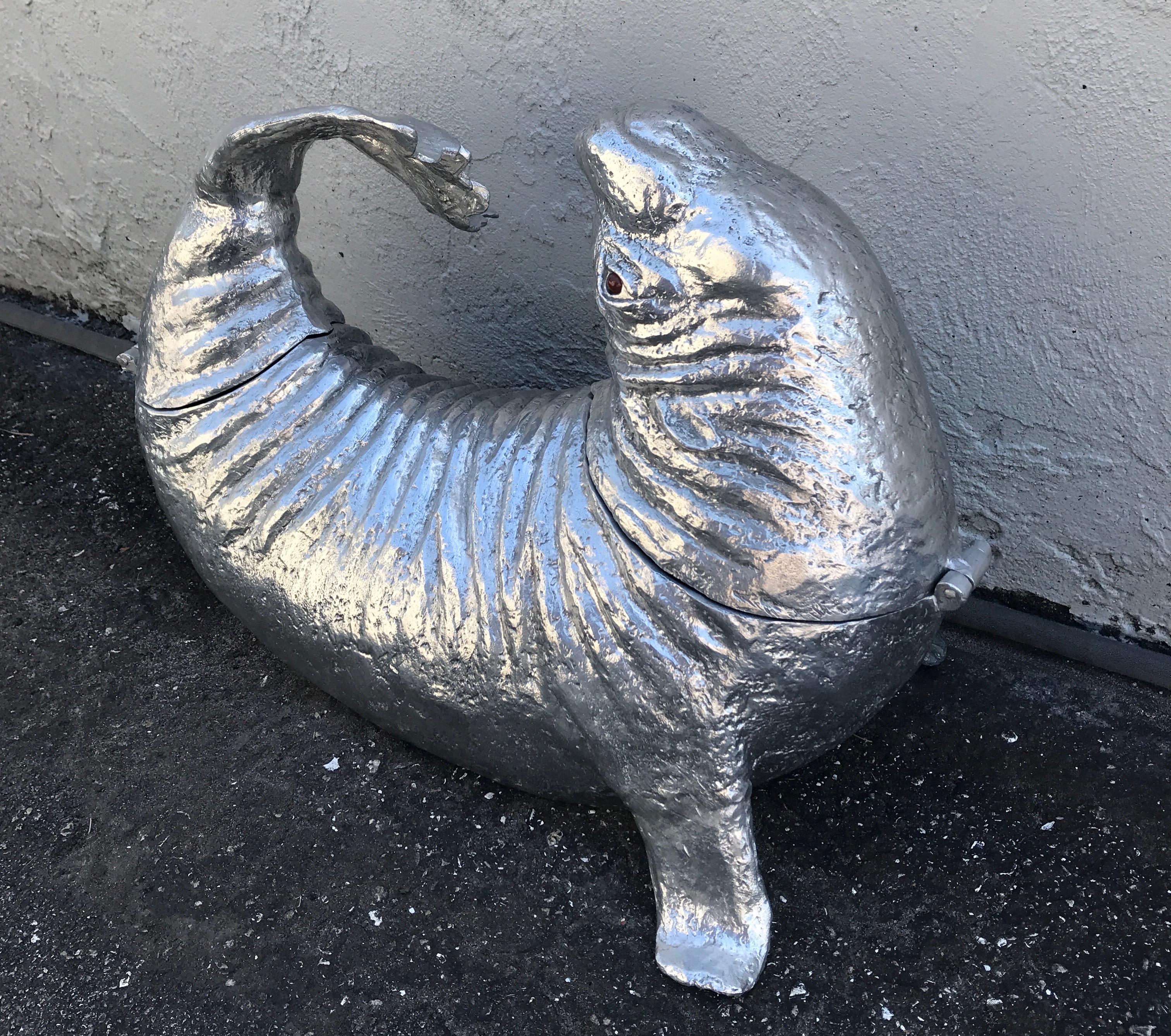 Grande glacière en forme de lion de mer qui s'ouvre à la tête et à la queue pour contenir deux bouteilles.