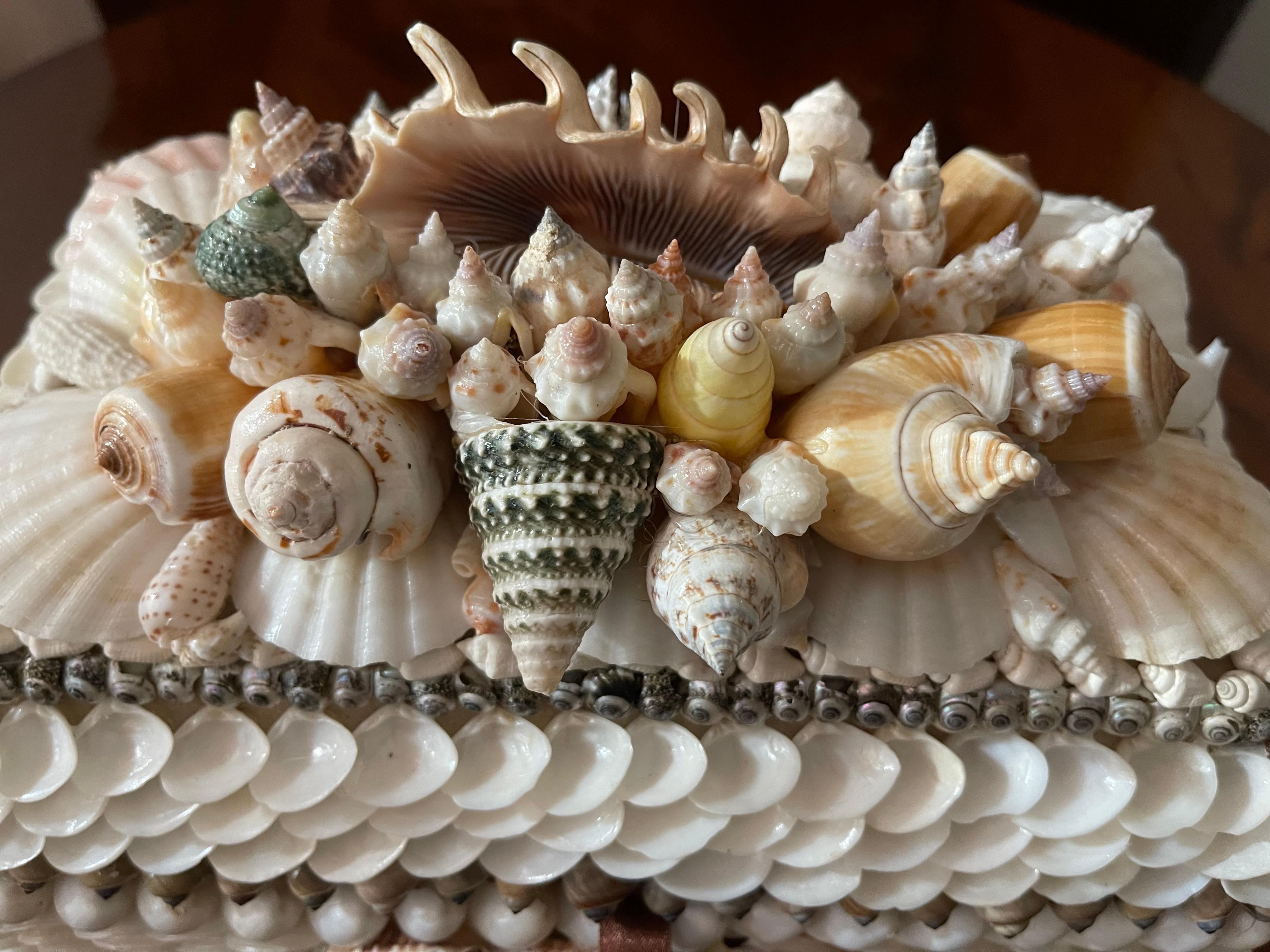 Américain Grande boîte à bijoux de style Redmile incrustée de coquillages de mer en vente