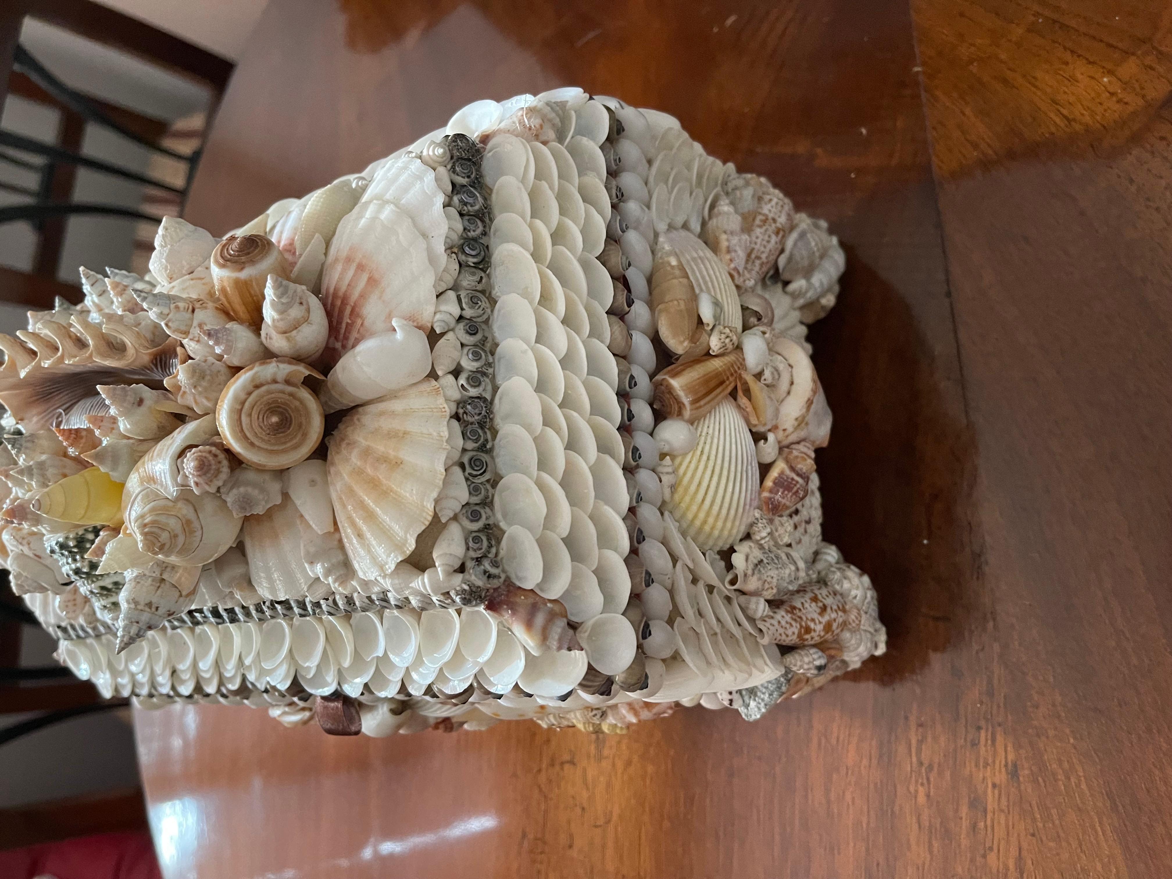 Grande boîte à bijoux de style Redmile incrustée de coquillages de mer Bon état - En vente à Boca Raton, FL