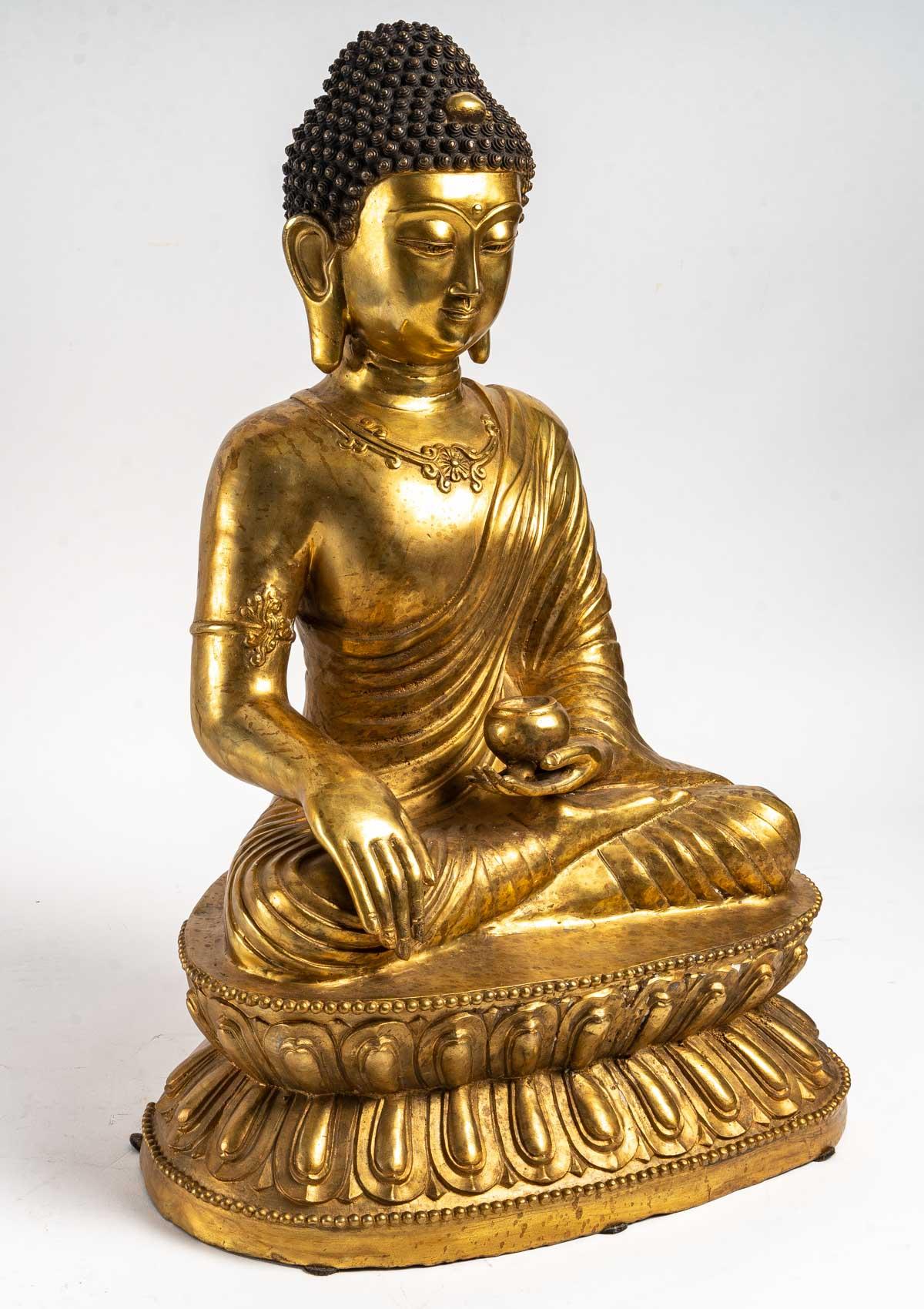 Large copper alloy Buddha seated on a stylized lotus base.
China, 20th century 
Measures: H: 25 cm, W: 37 cm, D: 20 cm.