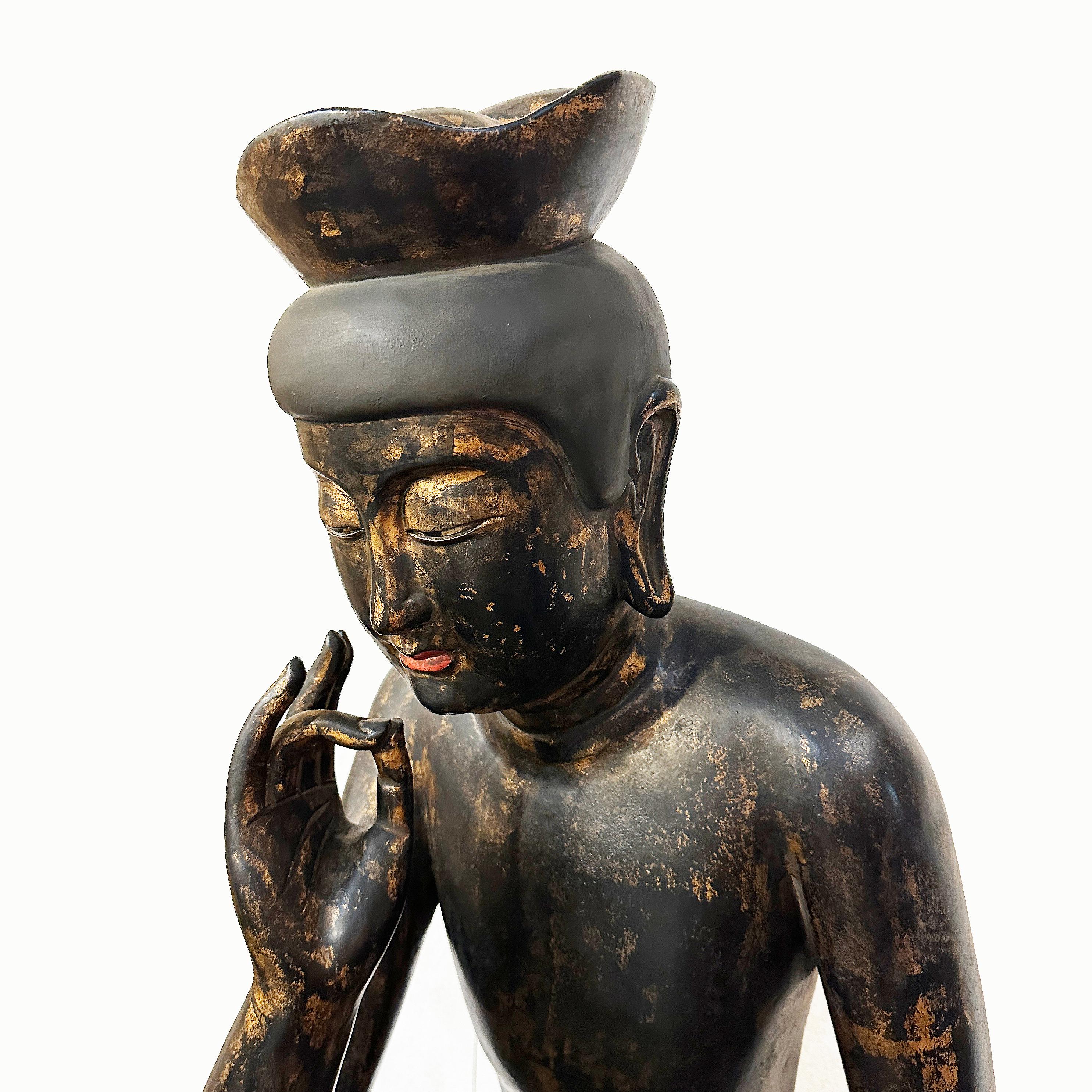 Großer sitzender Maitreya, lackiertes Holz, 20. Jahrhundert

Maitreya Bodhisatva, auf einem Sockel sitzend, ein Bein über das andere gelegt, mit drapierten Gewändern und einem großen Heiligenschein. Eine Hand berührt fast das Gesicht, die andere