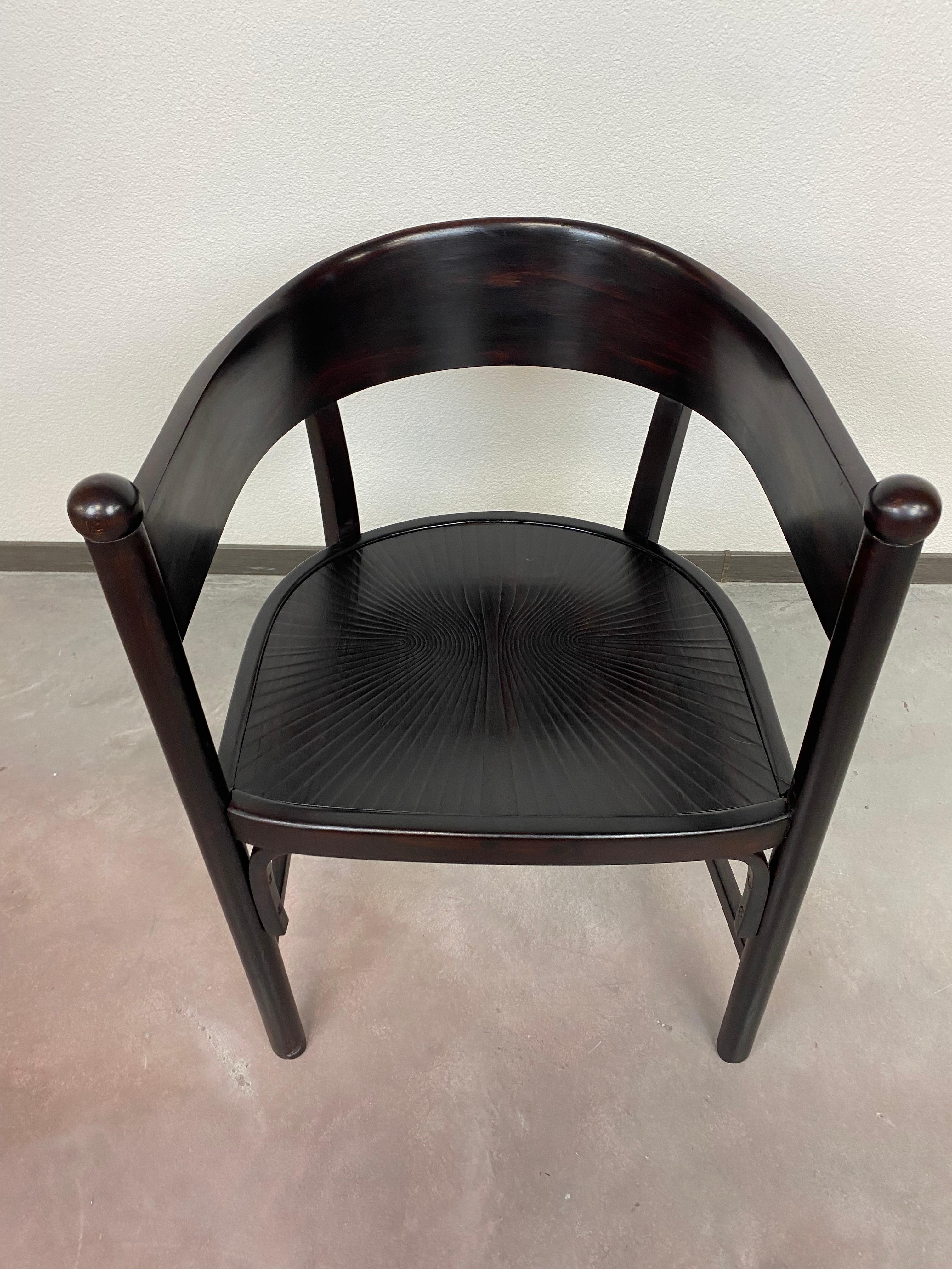 Grand fauteuil de sécession de Josef Hoffmann pour Thonet, professionnellement teinté et repoli. Marqué sur le fond.