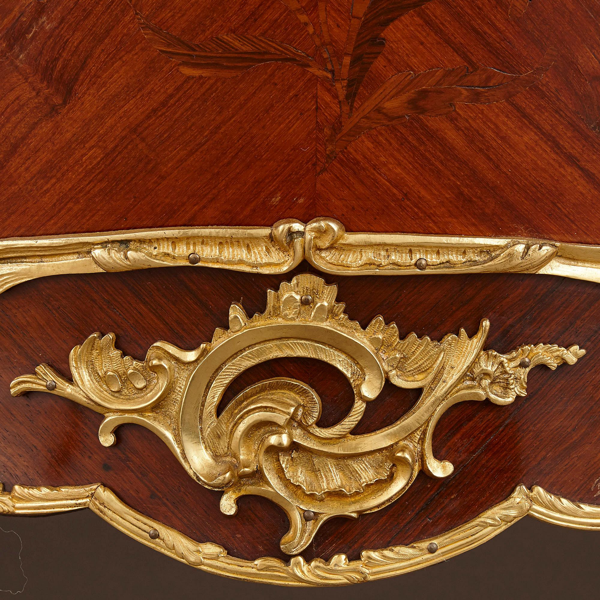 Großer Vitrinenschrank aus vergoldeter Bronze und Intarsien aus dem Zweiten Kaiserreich im Zustand „Gut“ im Angebot in London, GB