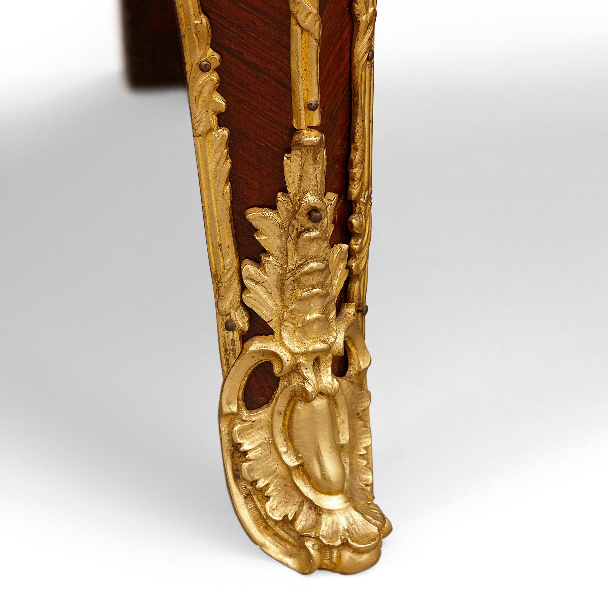 Großer Vitrinenschrank aus vergoldeter Bronze und Intarsien aus dem Zweiten Kaiserreich (Goldbronze) im Angebot