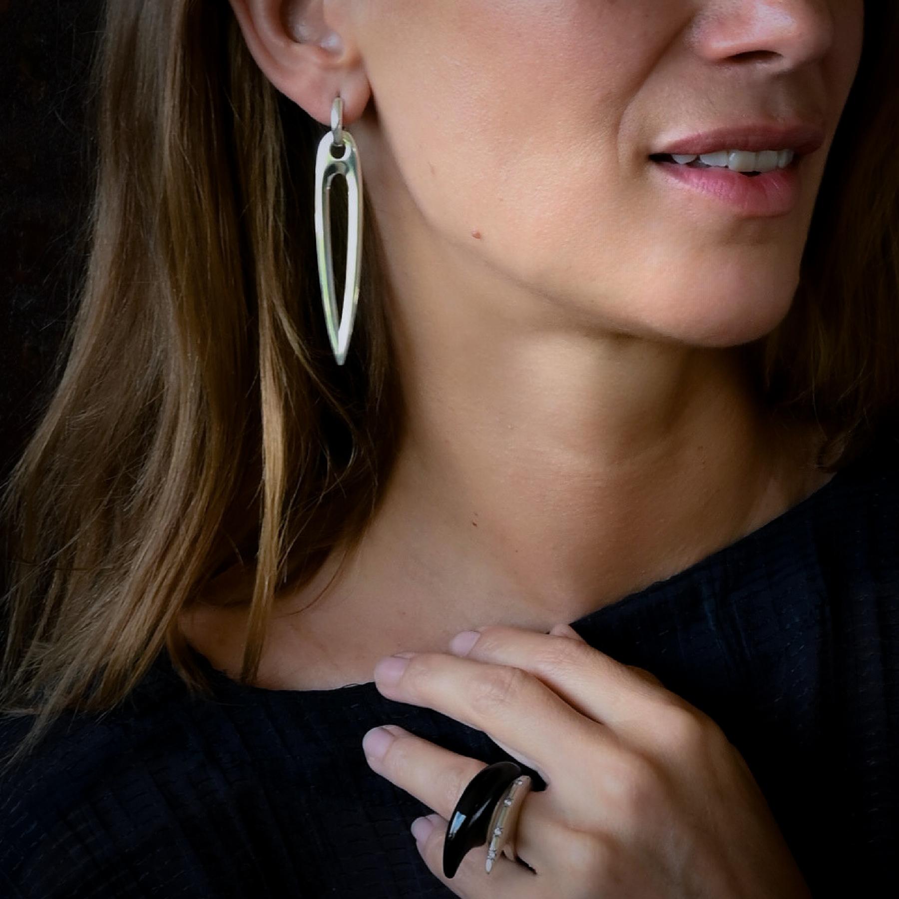 Here is your new earring perfect for every day wear. Light and impactful this earring is composed of comfortable oval endless huggie hoop and eye catching signature Seeker motif.

Seeker Earrings symbolize the spirit of exploration and the pursuit