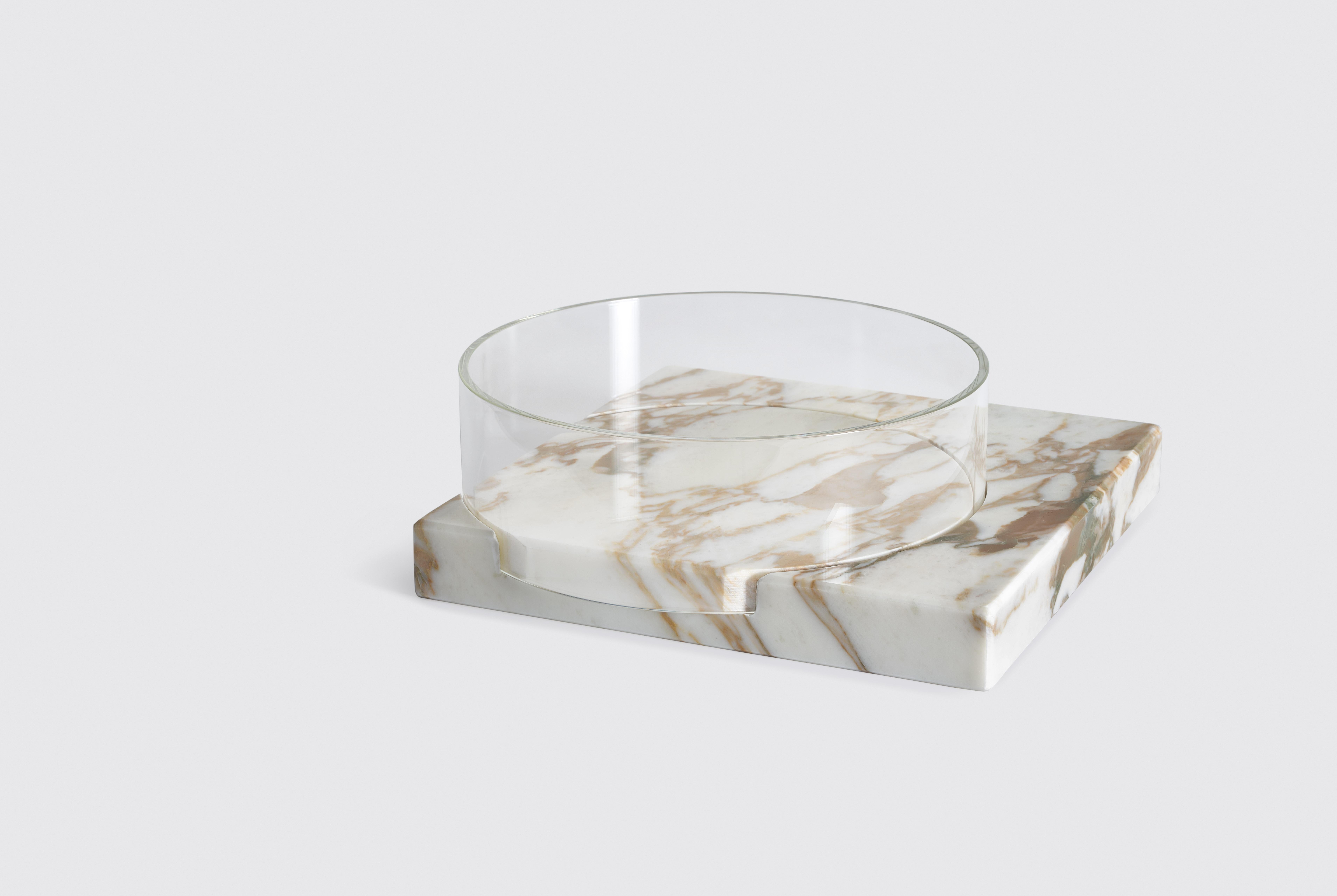 Large Segno bowl - Giorgio Bonaguro
Dimensions: D 28 x W 28 x H 11 cm
Materials: Calacatta Oro marble, glass.

A collection that was born from the desire to recover marble processing waste: small portions of slabs with different thickness,