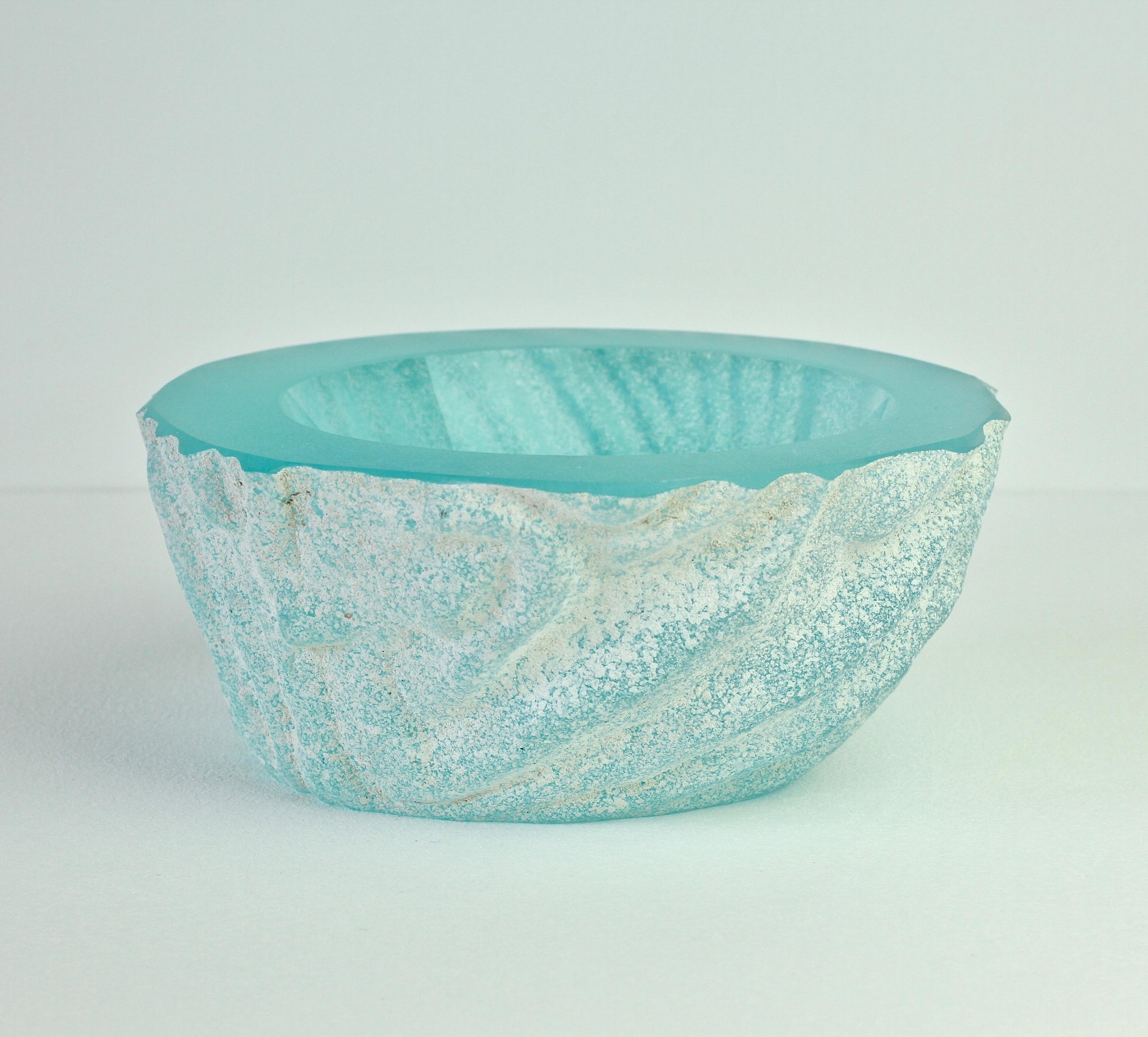 Large, heavy and textured 'a Scavo' blue colored / colored glass bowl or dish attributed to Maurizio Albarelli for Seguso Vetri d'Arte Murano, Italy, circa late 1980s. Elegant in form and showing extraordinary craftmanship with the use of the