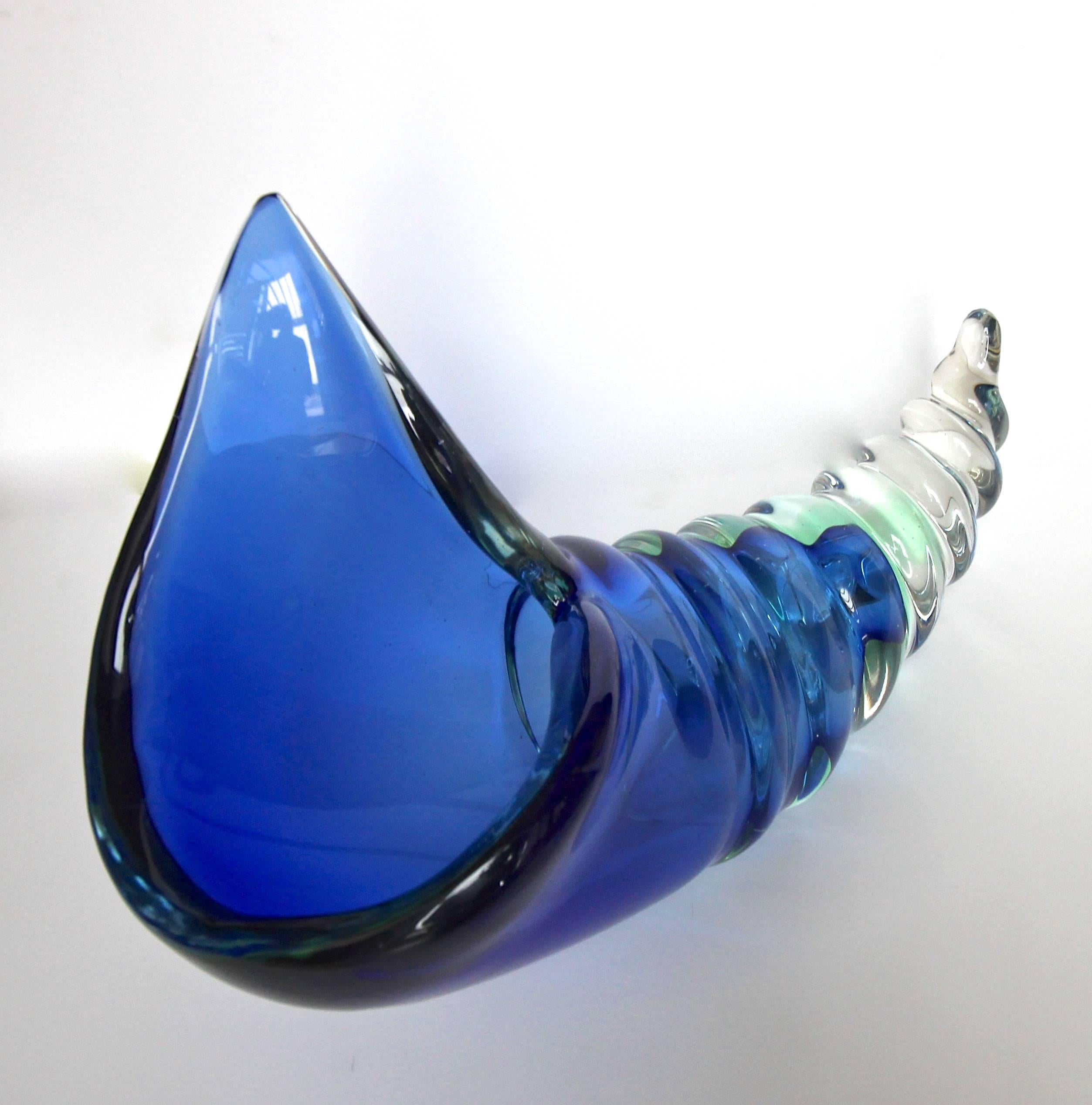 Grand centre de table en verre italien Seguso Murano Sommerso en forme de coquillage ou de conque. Verre épais soufflé à la main de couleur bleu riche avec des teintes subtiles de vert agua. Le poids est lourd et les portions globales sont