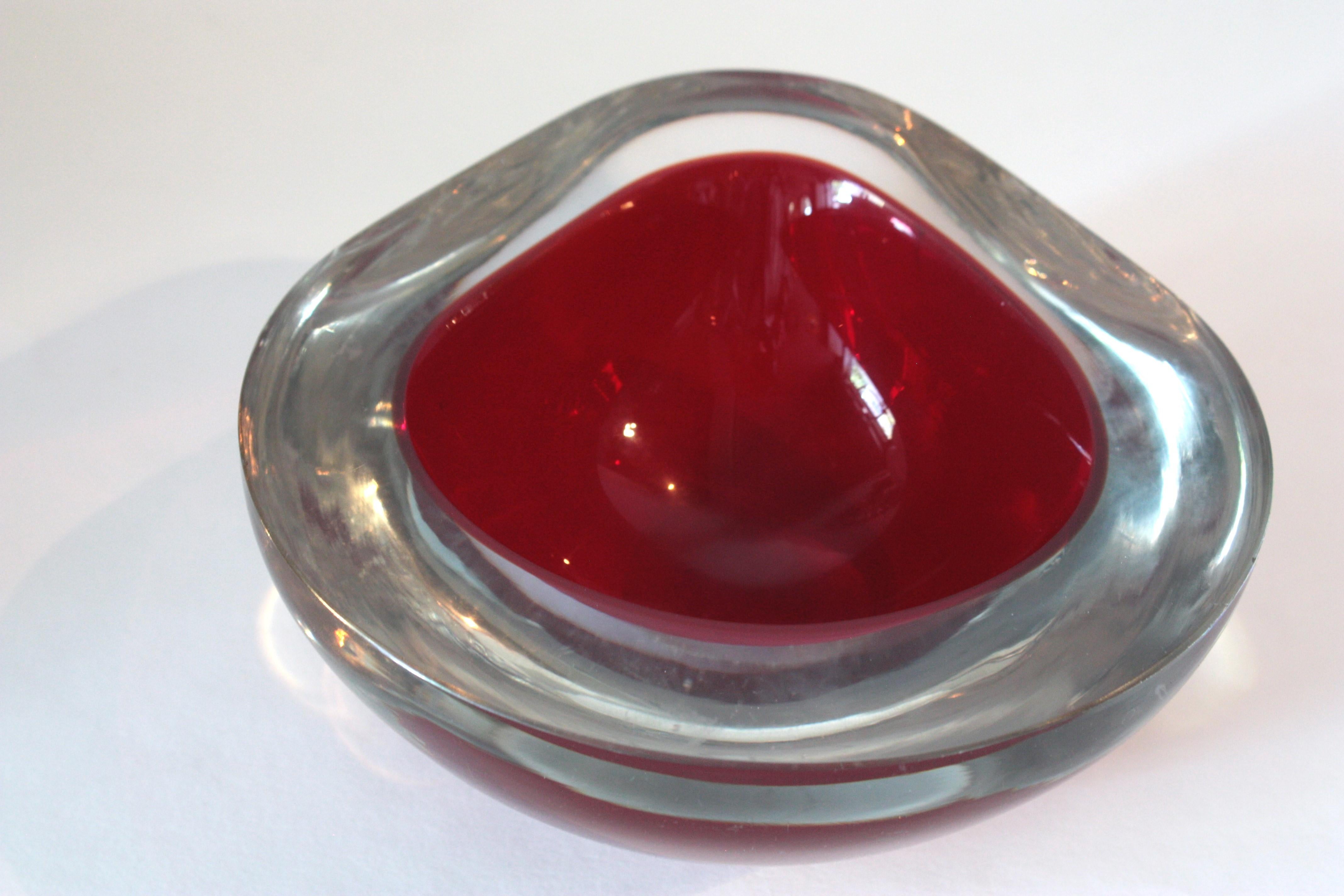 Fatto a mano Grande ciotola in vetro artistico Seguso Murano Glass Sommerso Borgogna Clear Geode Triangle in vendita