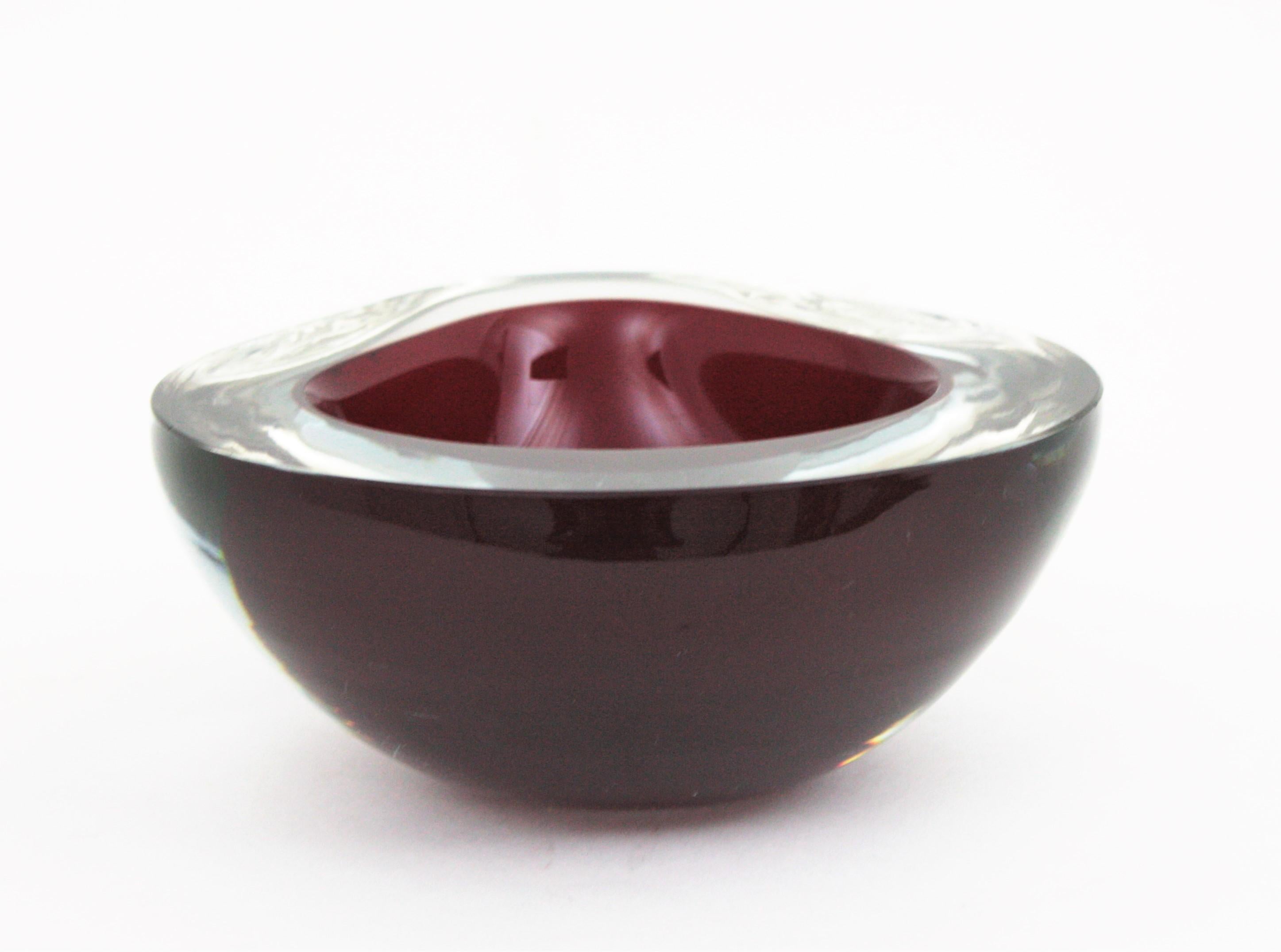 Large Seguso Murano Sommerso Burgundy Clear Geode Triangle Art Glass Bowl In Good Condition For Sale In Barcelona, ES